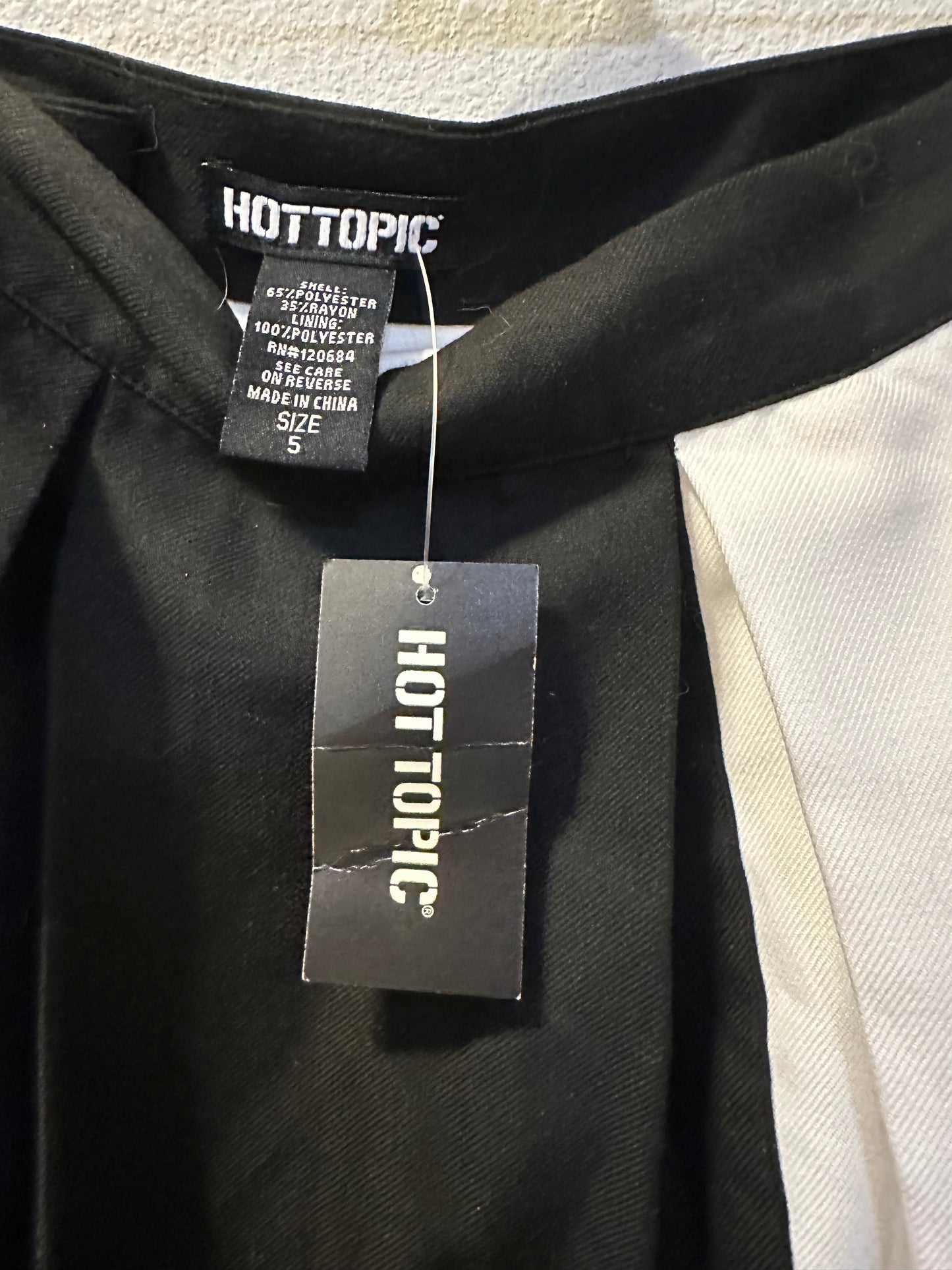 Size 5x (28) Hot Topic Dragon Black & White Split Pleated Skirt