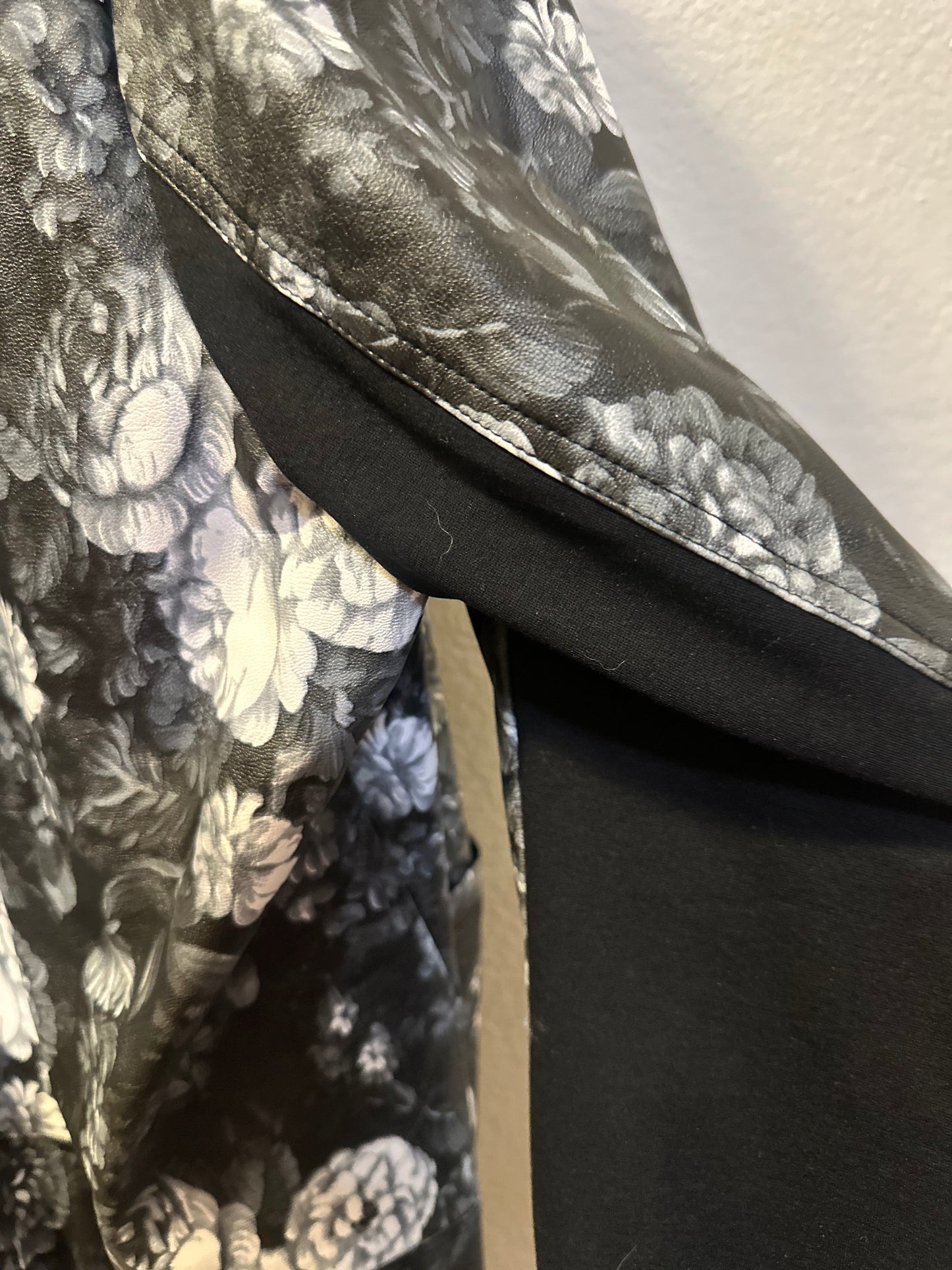 Size 4x/5x (26/28) lane Bryant Black & White Floral Moto Jack