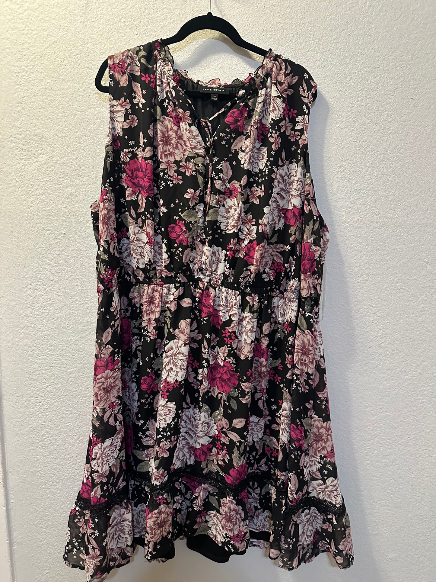 Size 5x (28) NEW LANE BRYANT  BLACK FLORAL NOTCH-NECK FIT & FLARE