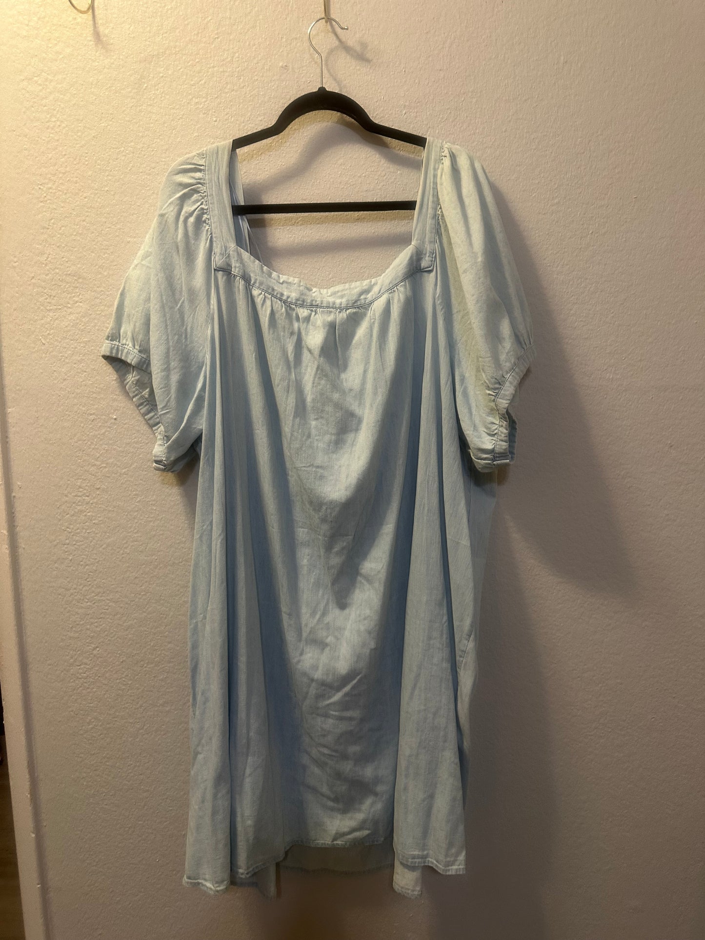 Size 4x (30) Old Navy light-wash chambray puff-sleeve mini dress