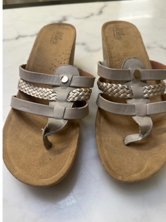 Size 10W platform sandals