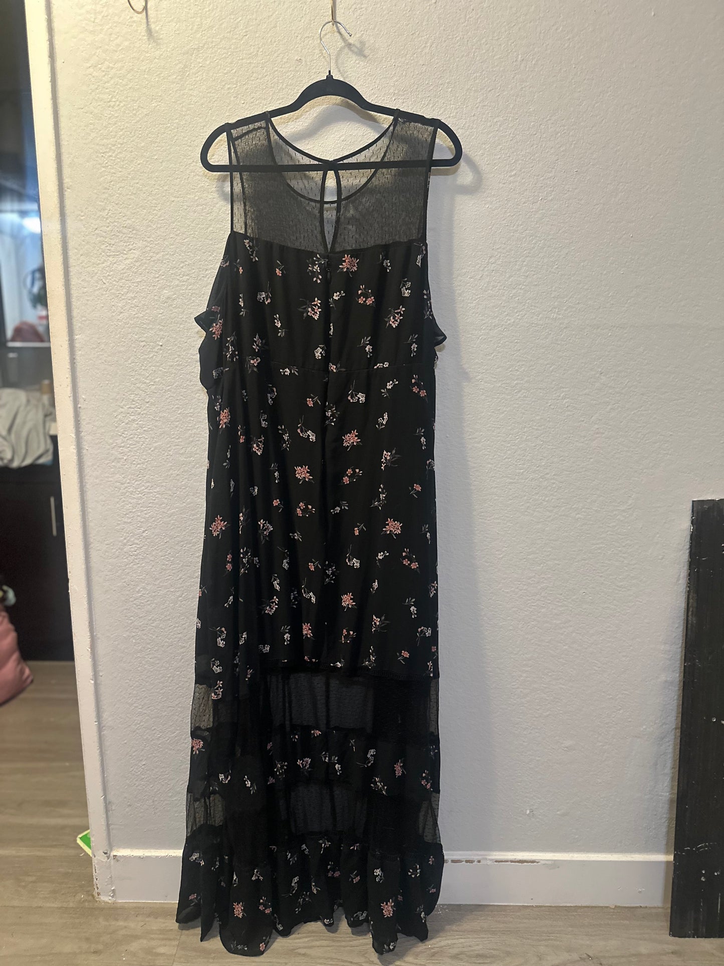 Size 6x (30) Torrid Floral Chiffon Cold Shoulder Maxi Dress.