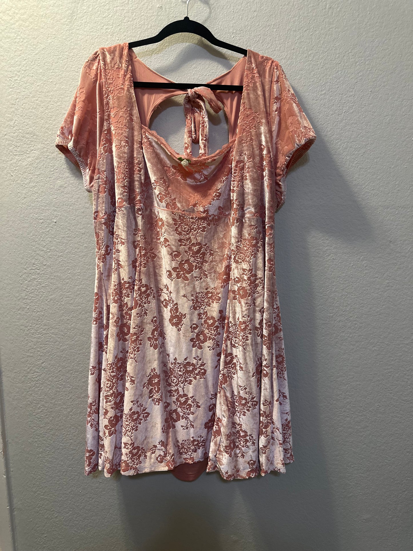 Size 4x (26) Torrid Velvet Floral Cut Out Skater Dress