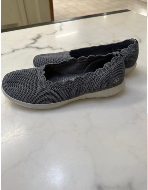 Size 11 Skechers Air-Cooled Goga Mat
