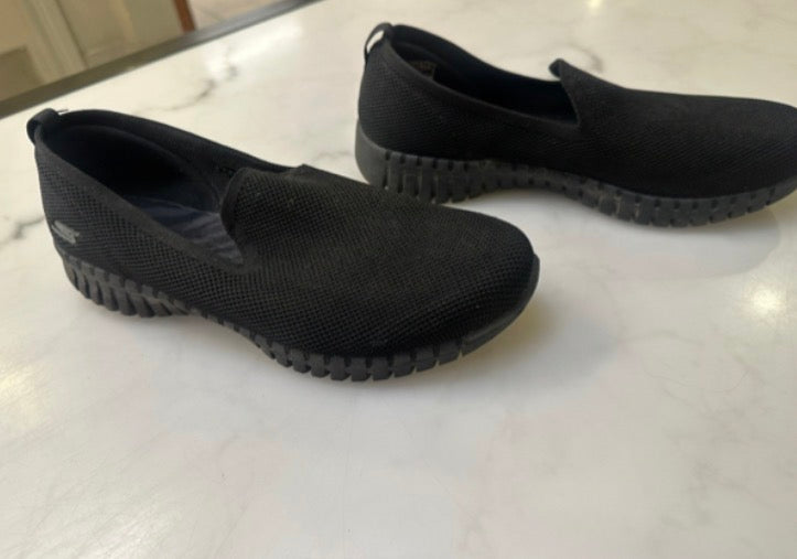 Size 11 black mesh sketchers go walks