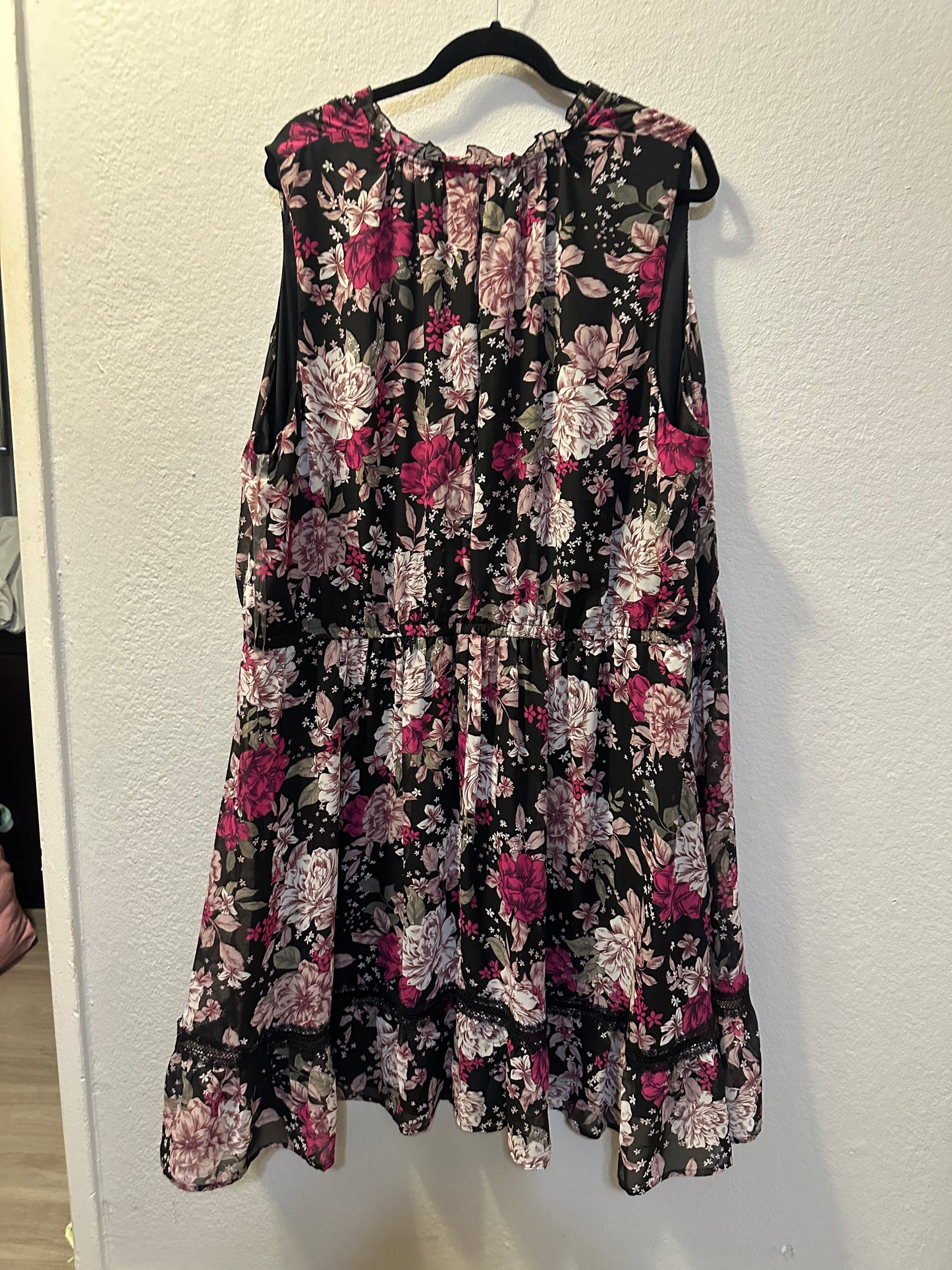 Size 5x (28) NEW LANE BRYANT  BLACK FLORAL NOTCH-NECK FIT & FLARE