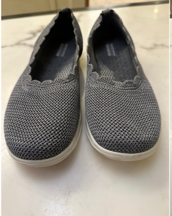 Size 11 Skechers Air-Cooled Goga Mat