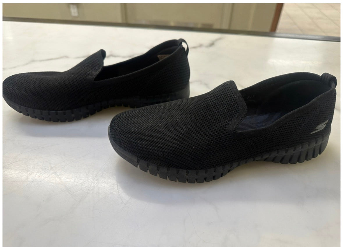 Size 11 black mesh sketchers go walks