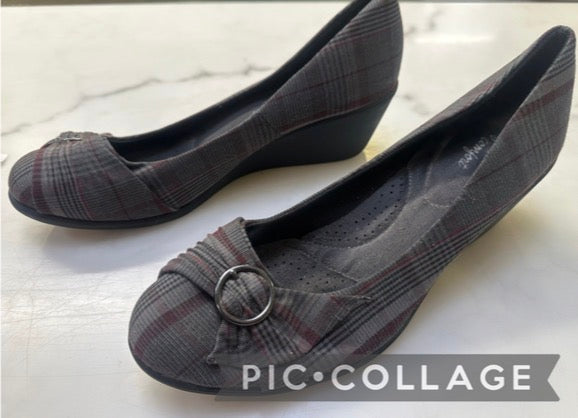 Size 11 Gray Plaid Wedges By Dexflex Comfort