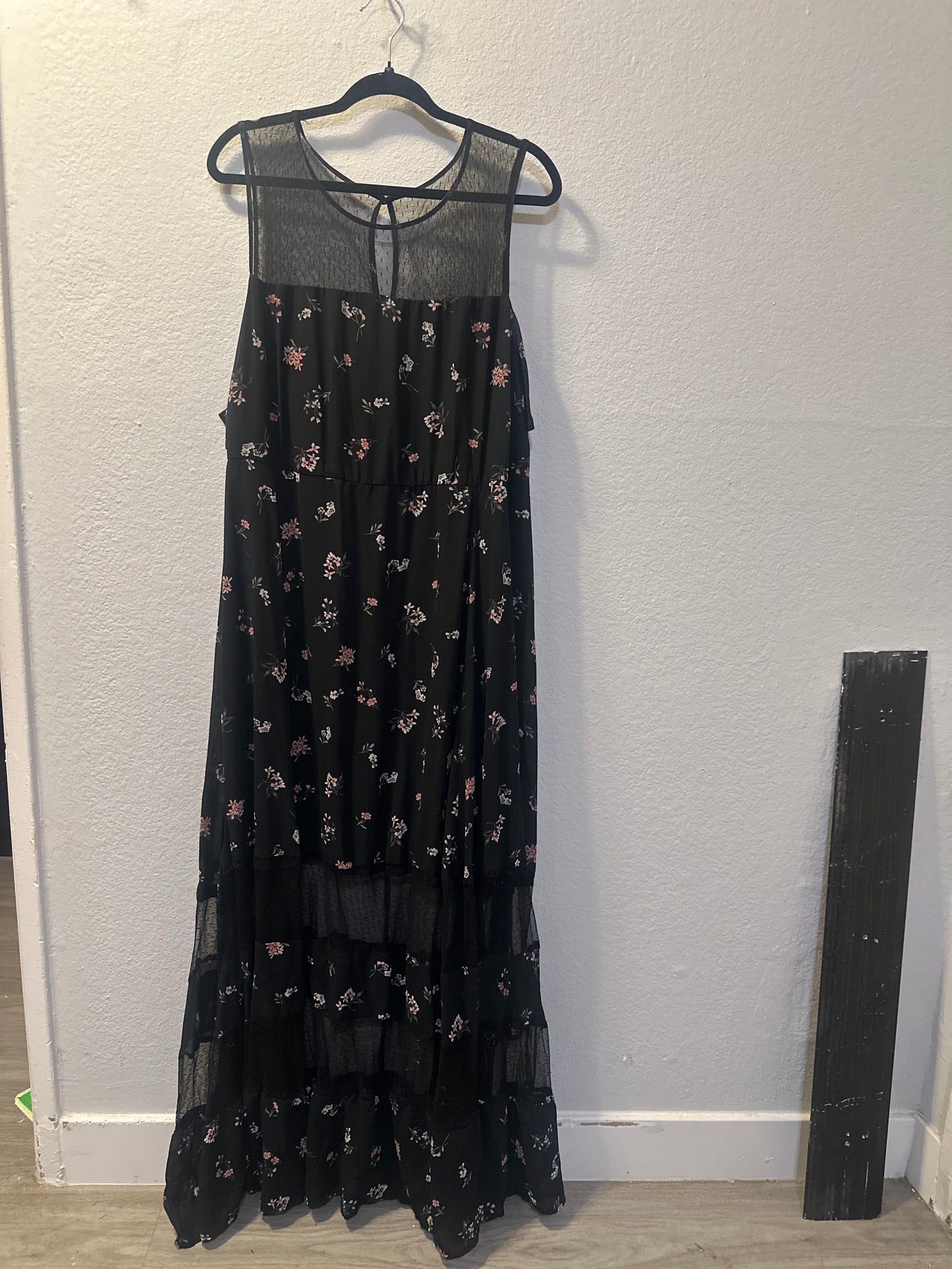 Size 6x (30) Torrid Floral Chiffon Cold Shoulder Maxi Dress.