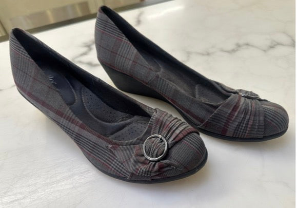 Size 11 Gray Plaid Wedges By Dexflex Comfort