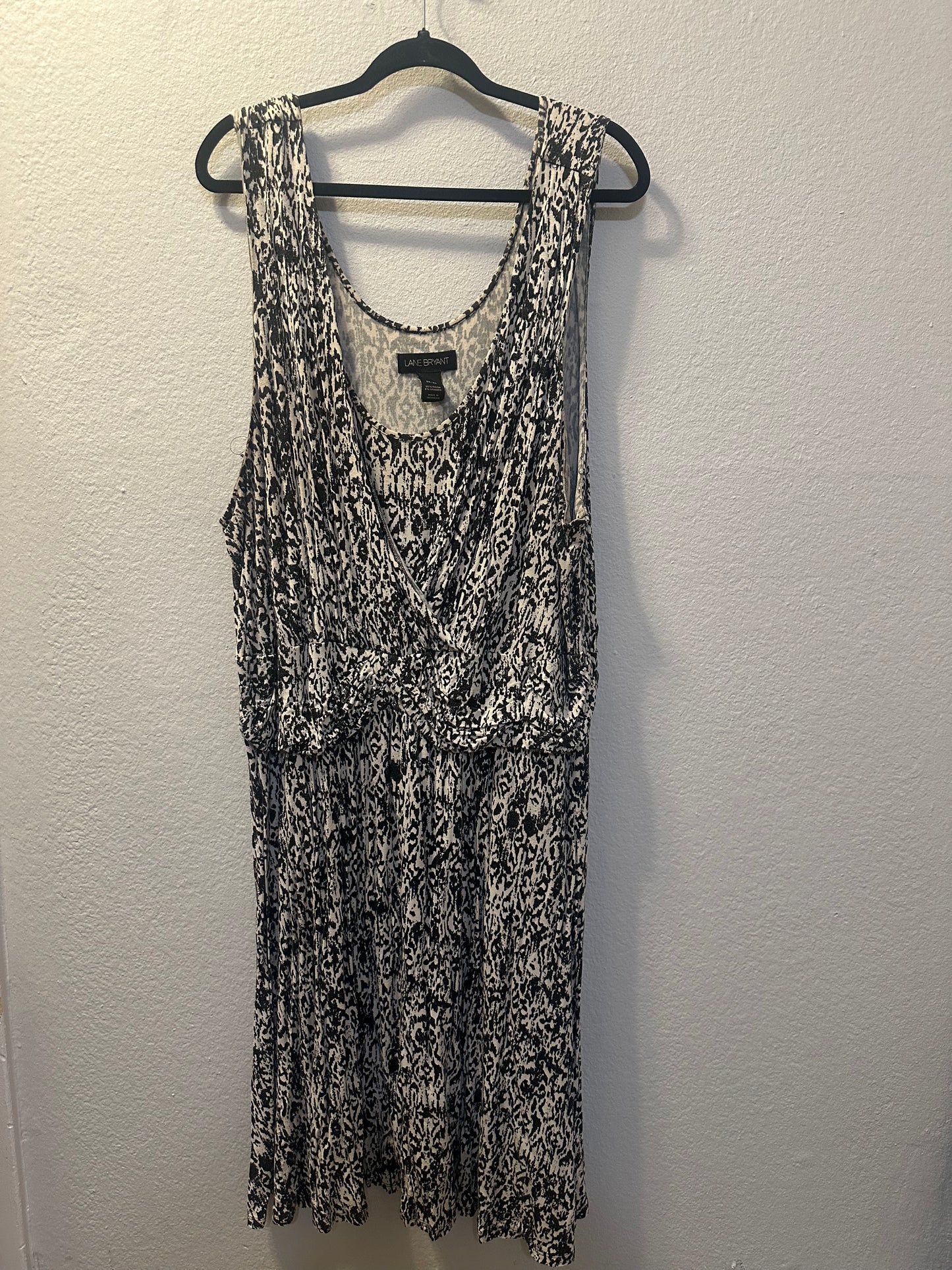 Size 4x/5x (26/28) Lane Bryant sleeveless wrap dress in a black and white abstract print. Well Love 🩷