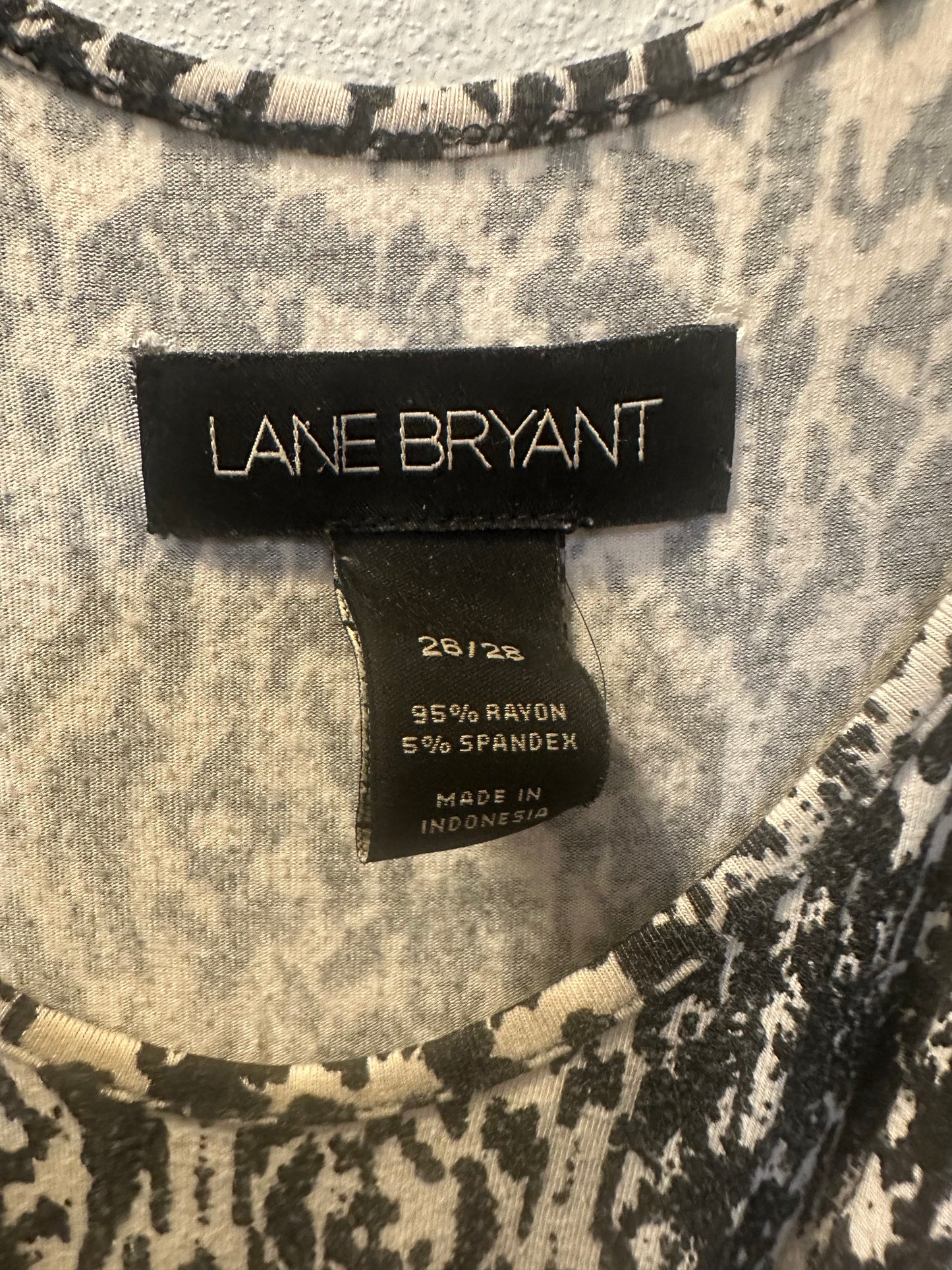 Size 4x/5x (26/28) Lane Bryant sleeveless wrap dress in a black and white abstract print. Well Love 🩷