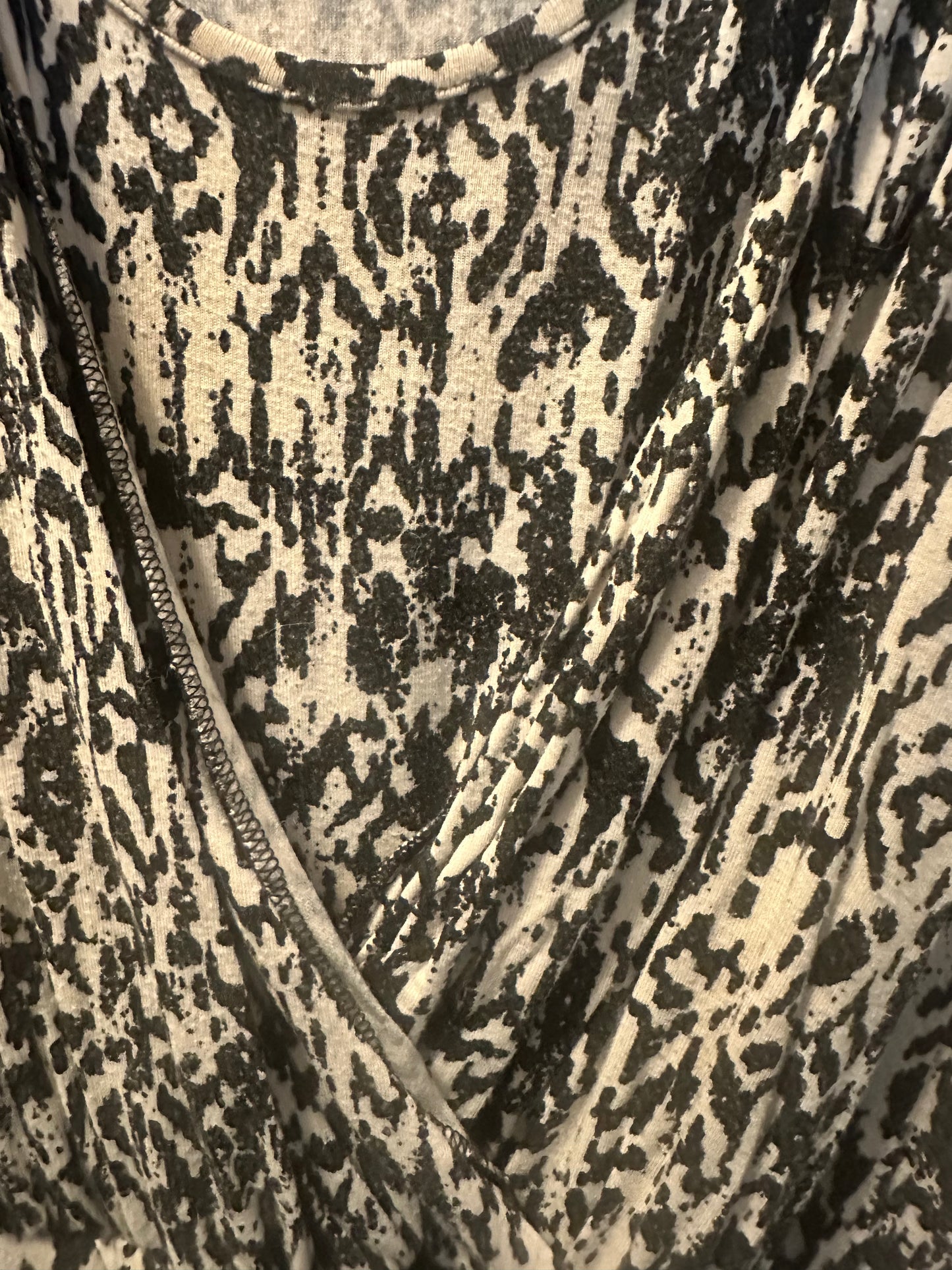 Size 4x/5x (26/28) Lane Bryant sleeveless wrap dress in a black and white abstract print. Well Love 🩷