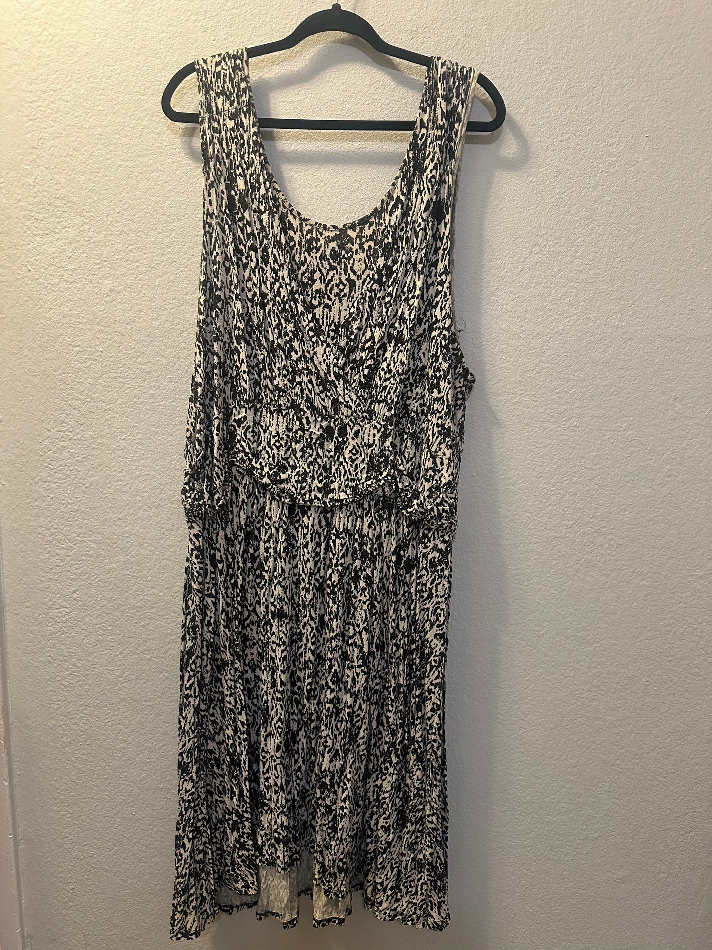 Size 4x/5x (26/28) Lane Bryant sleeveless wrap dress in a black and white abstract print. Well Love 🩷