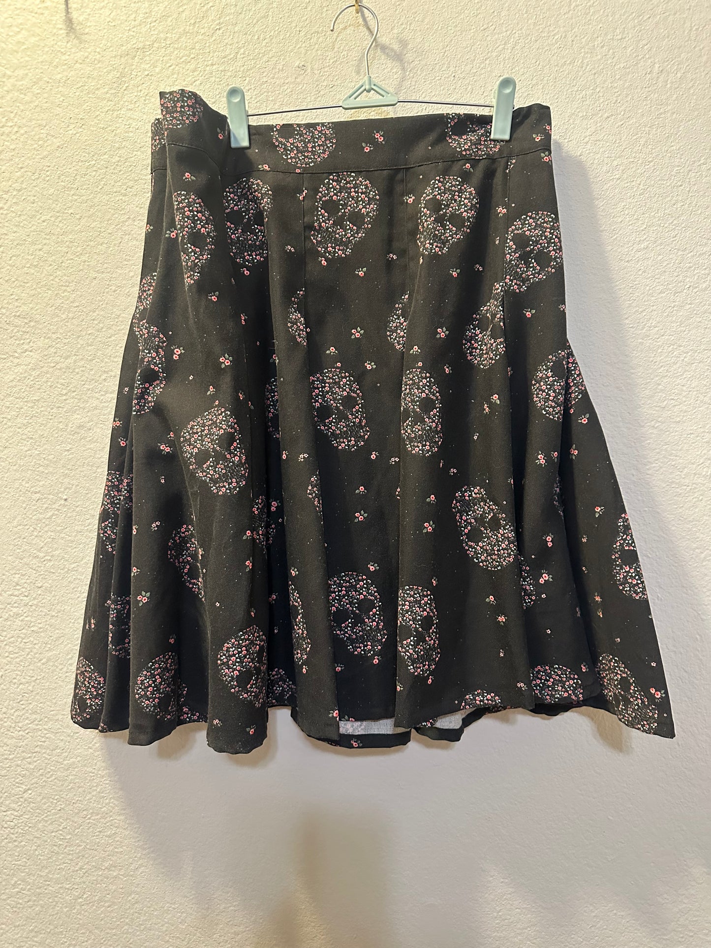 Size 6x (30) Torrid Sugar Skull Mini Twill Pleated Skater Skirt
