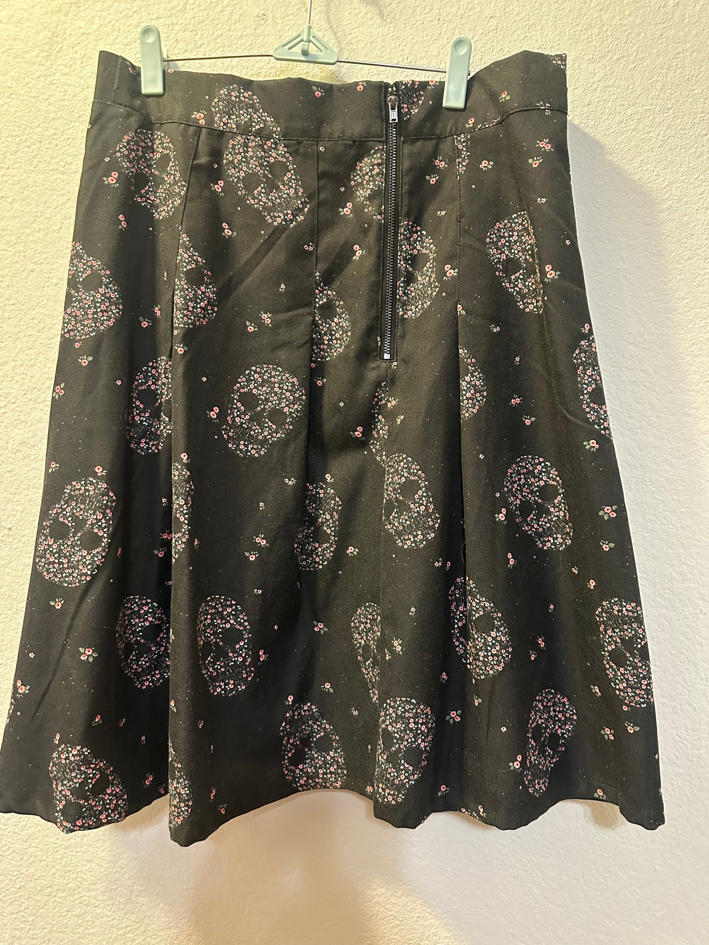 Size 6x (30) Torrid Sugar Skull Mini Twill Pleated Skater Skirt