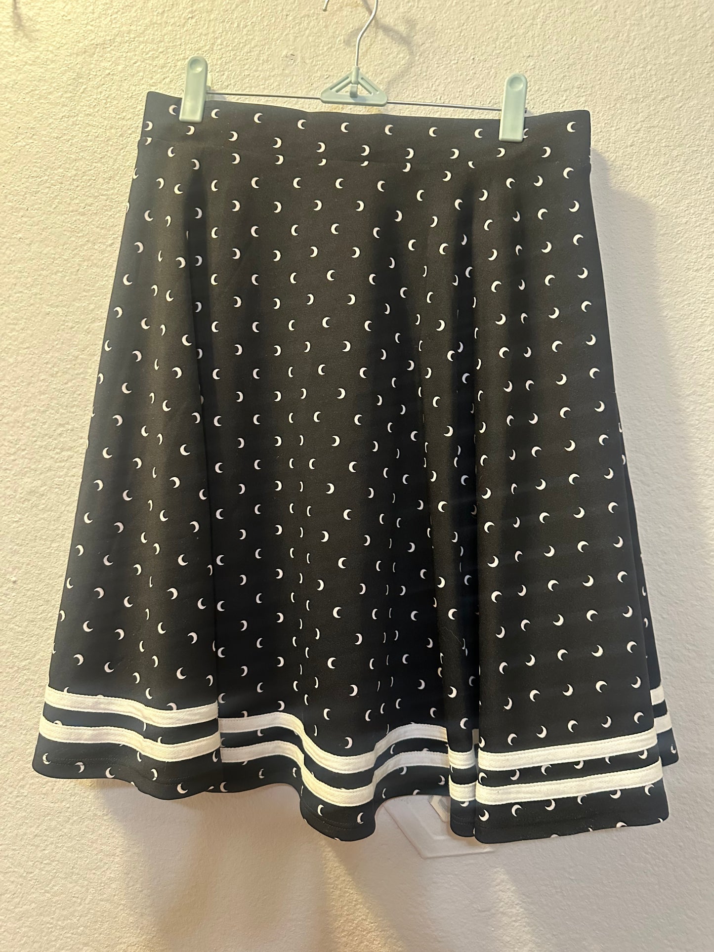 Size 5x (28) Hot Topic Black & White Moon Skirt