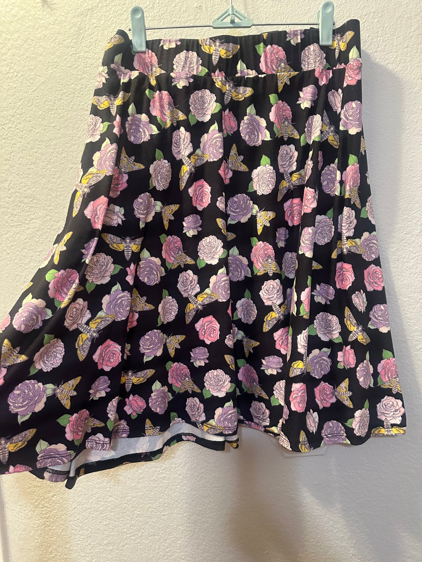 Size 5x (28) Hot Topic Pastel Roses & Moths Suspender Circle Skirt
Plus Size