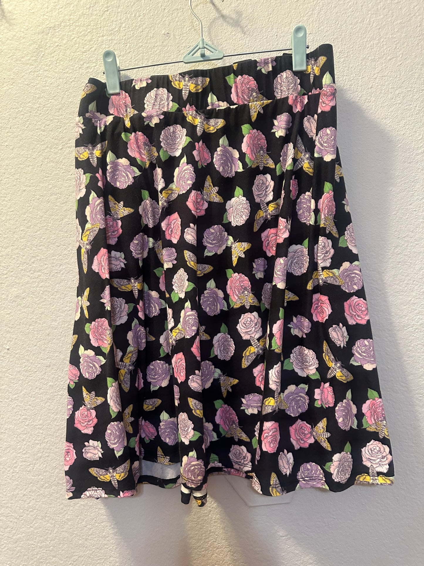 Size 5x (28) Hot Topic Pastel Roses & Moths Suspender Circle Skirt
Plus Size