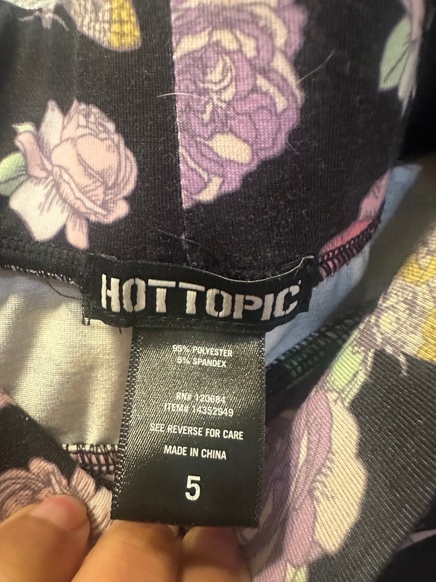 Size 5x (28) Hot Topic Pastel Roses & Moths Suspender Circle Skirt
Plus Size