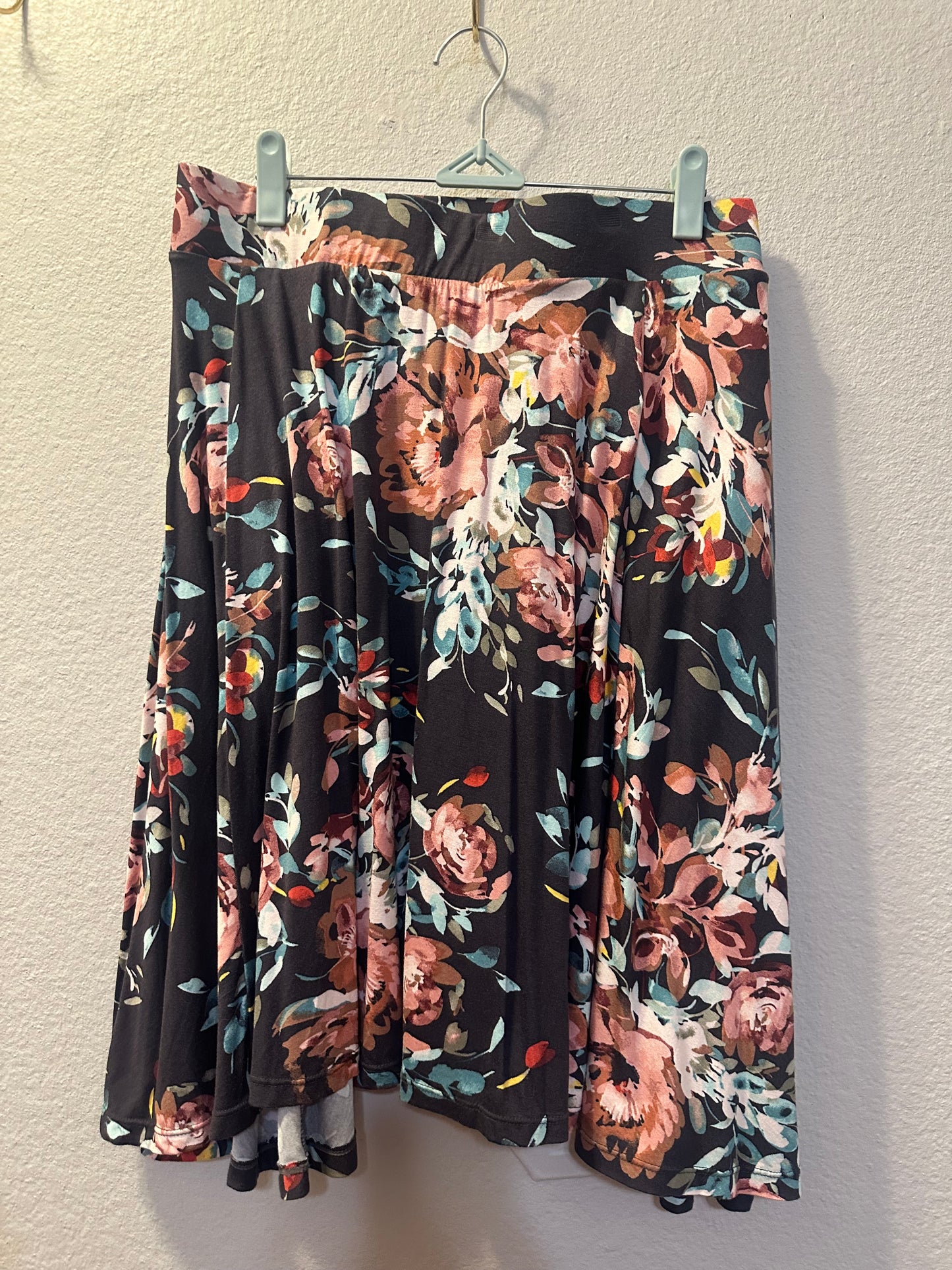Size 6x (30) Torrid Super Soft Floral Skirt