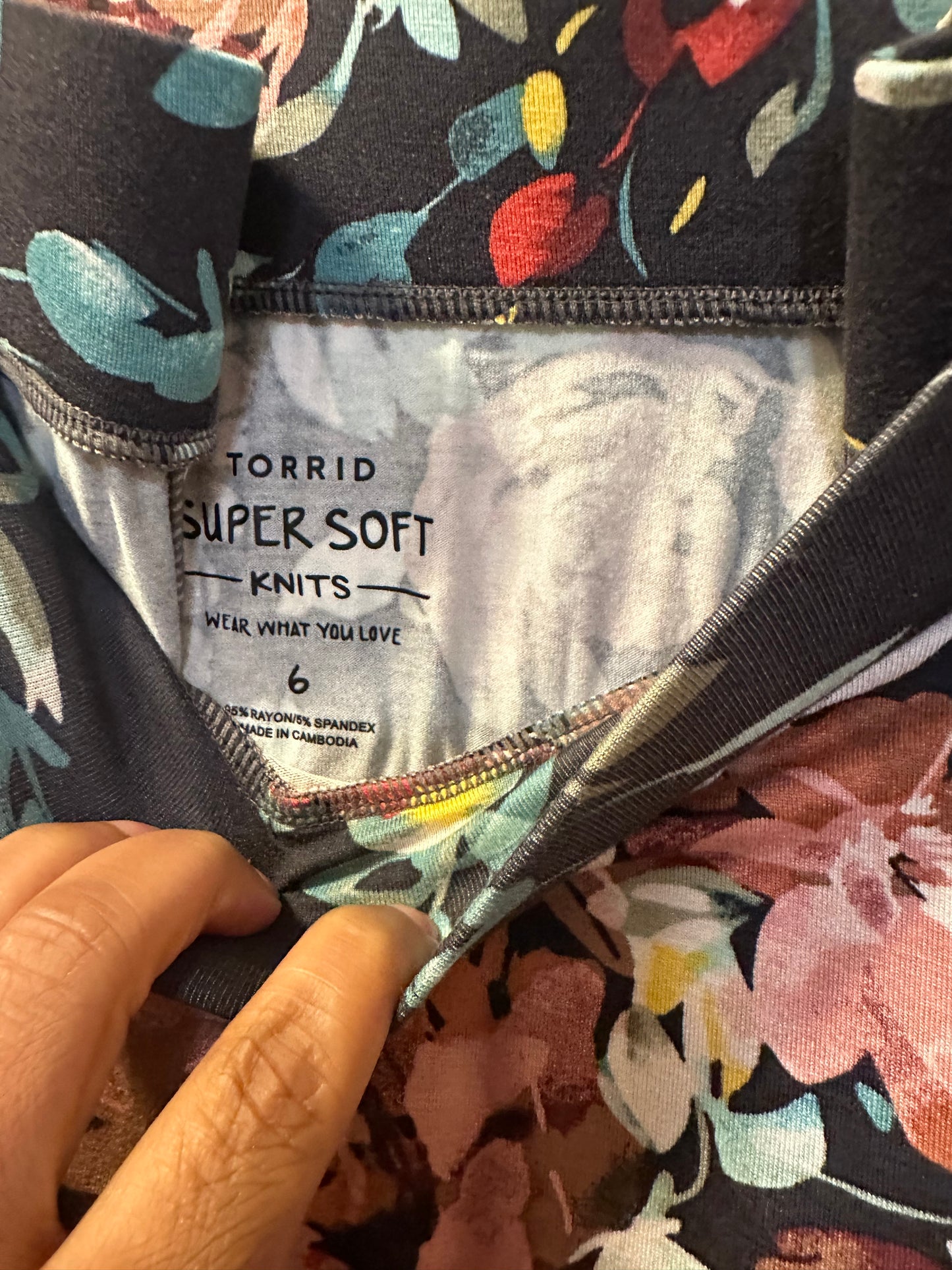 Size 6x (30) Torrid Super Soft Floral Skirt