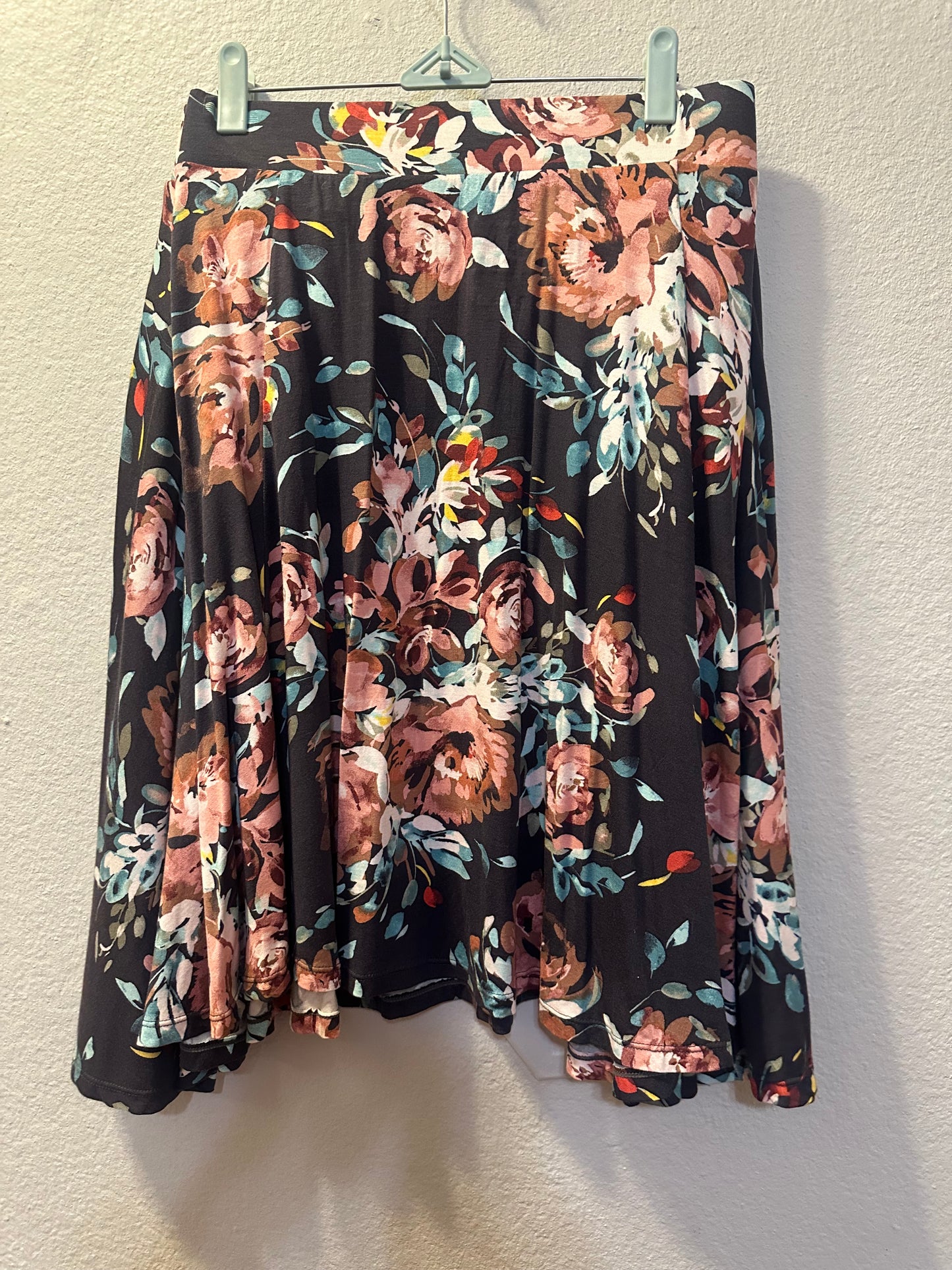 Size 6x (30) Torrid Super Soft Floral Skirt