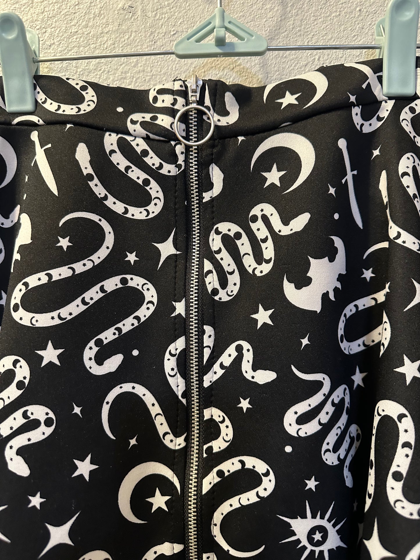 Size 5x (28) Hot Topic Snake Occult O-Ring Skater Skirt Plus Size