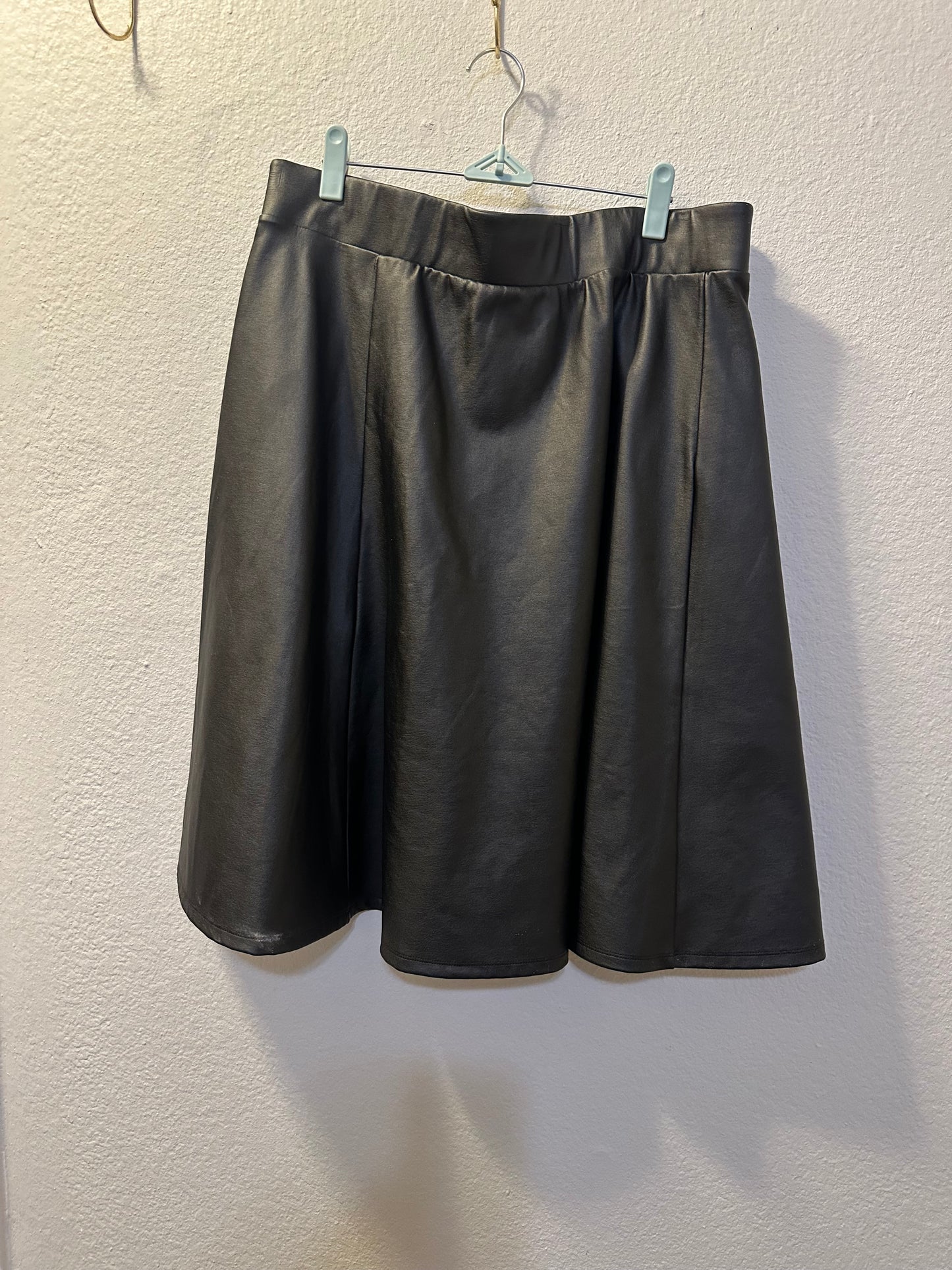 Size 6x (30) Torrid Black Coated Studio Luxe Ponte Skater Skirt