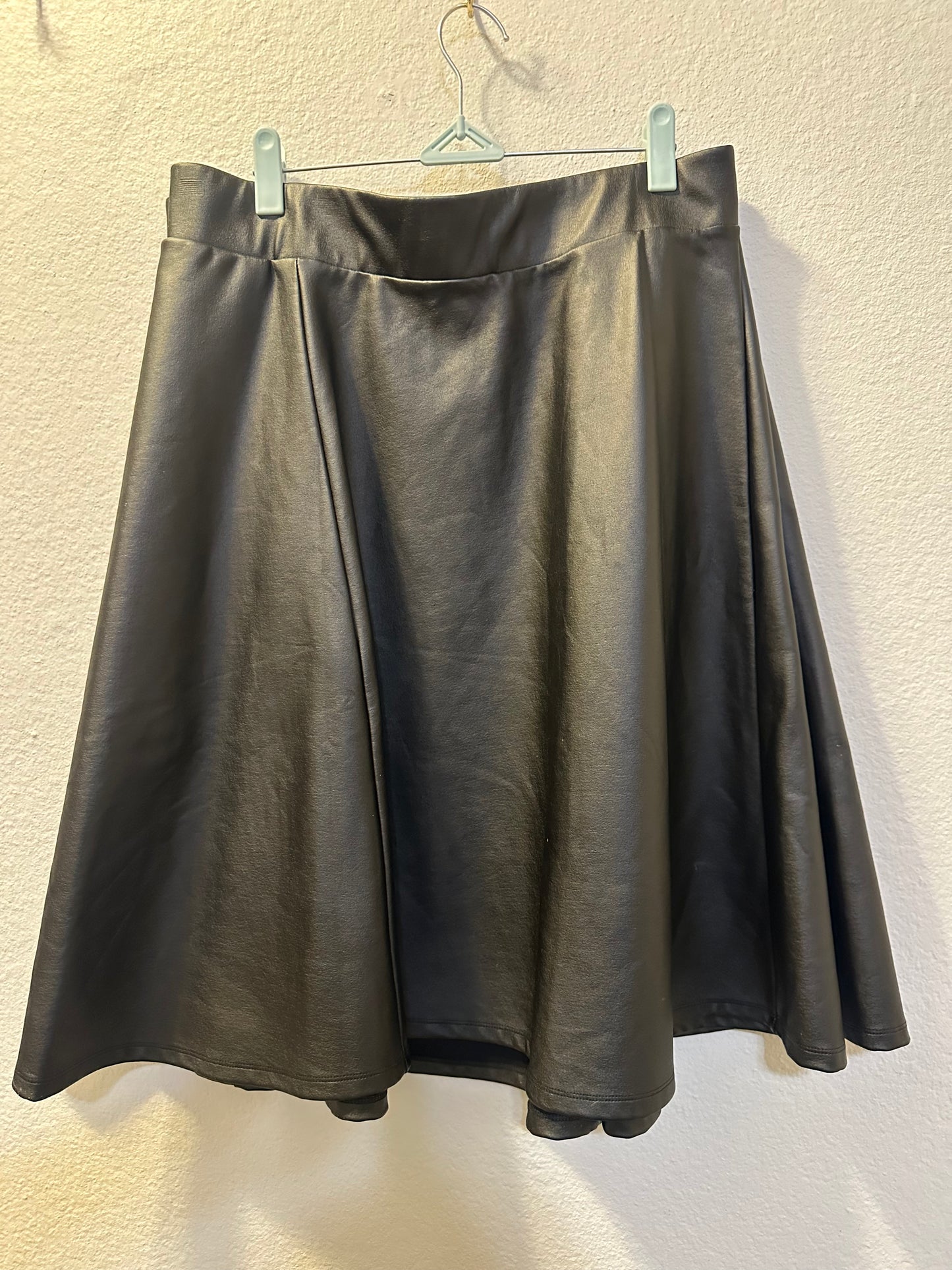 Size 6x (30) Torrid Black Coated Studio Luxe Ponte Skater Skirt