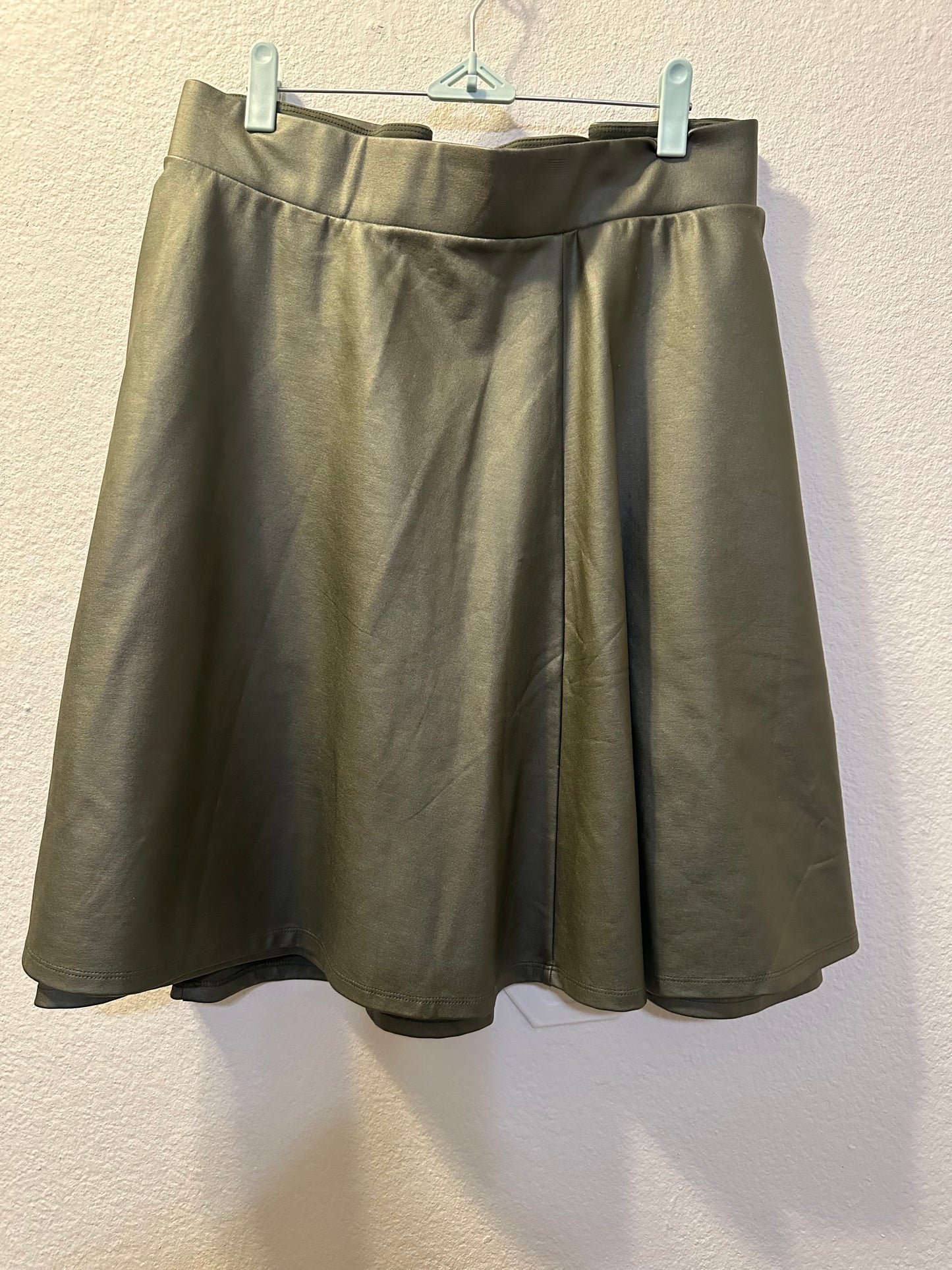 Size 6x (30) Torrid Green Coated Studio Luxe Ponte Skater Mini Skirt