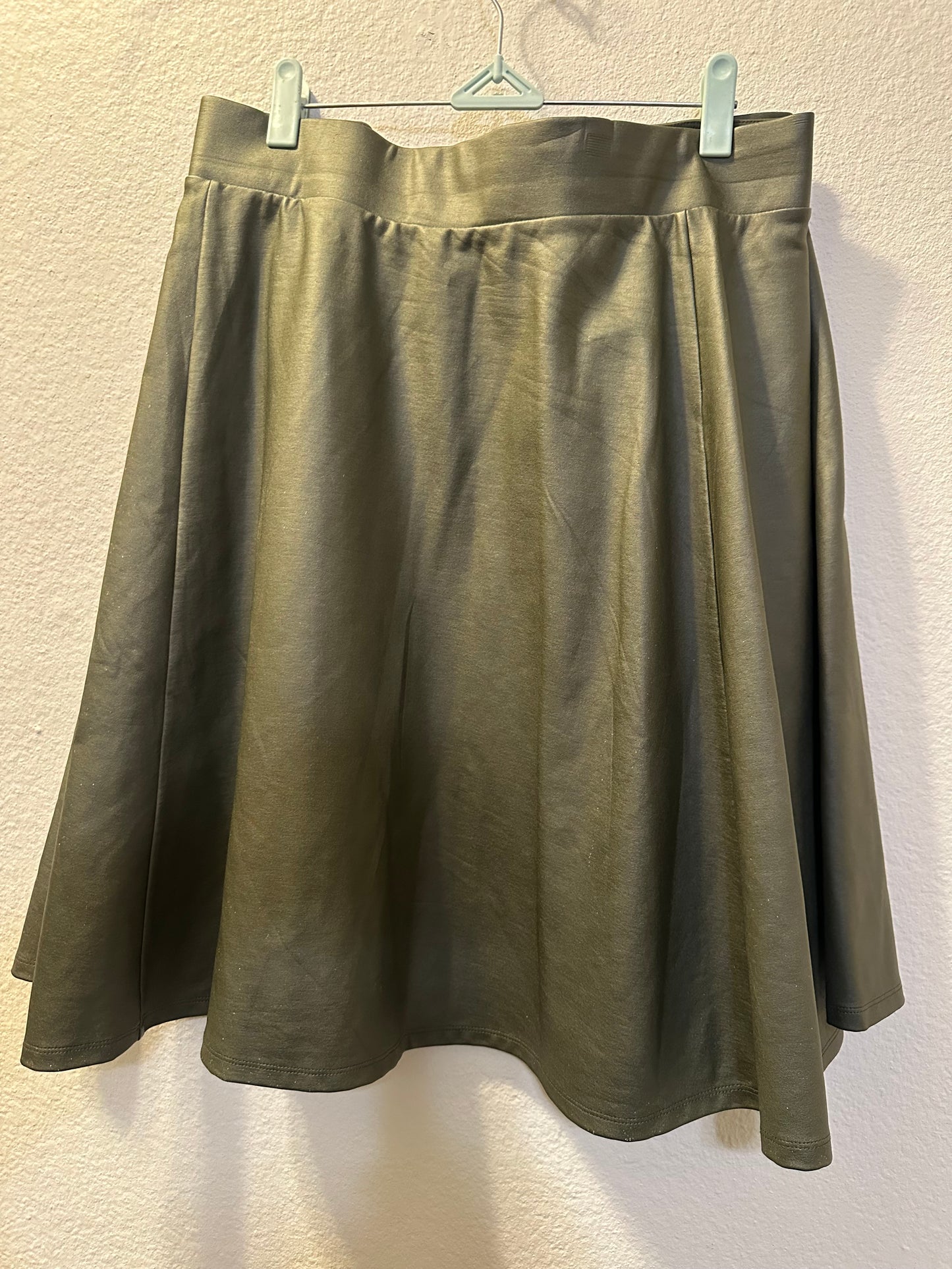Size 6x (30) Torrid Green Coated Studio Luxe Ponte Skater Mini Skirt
