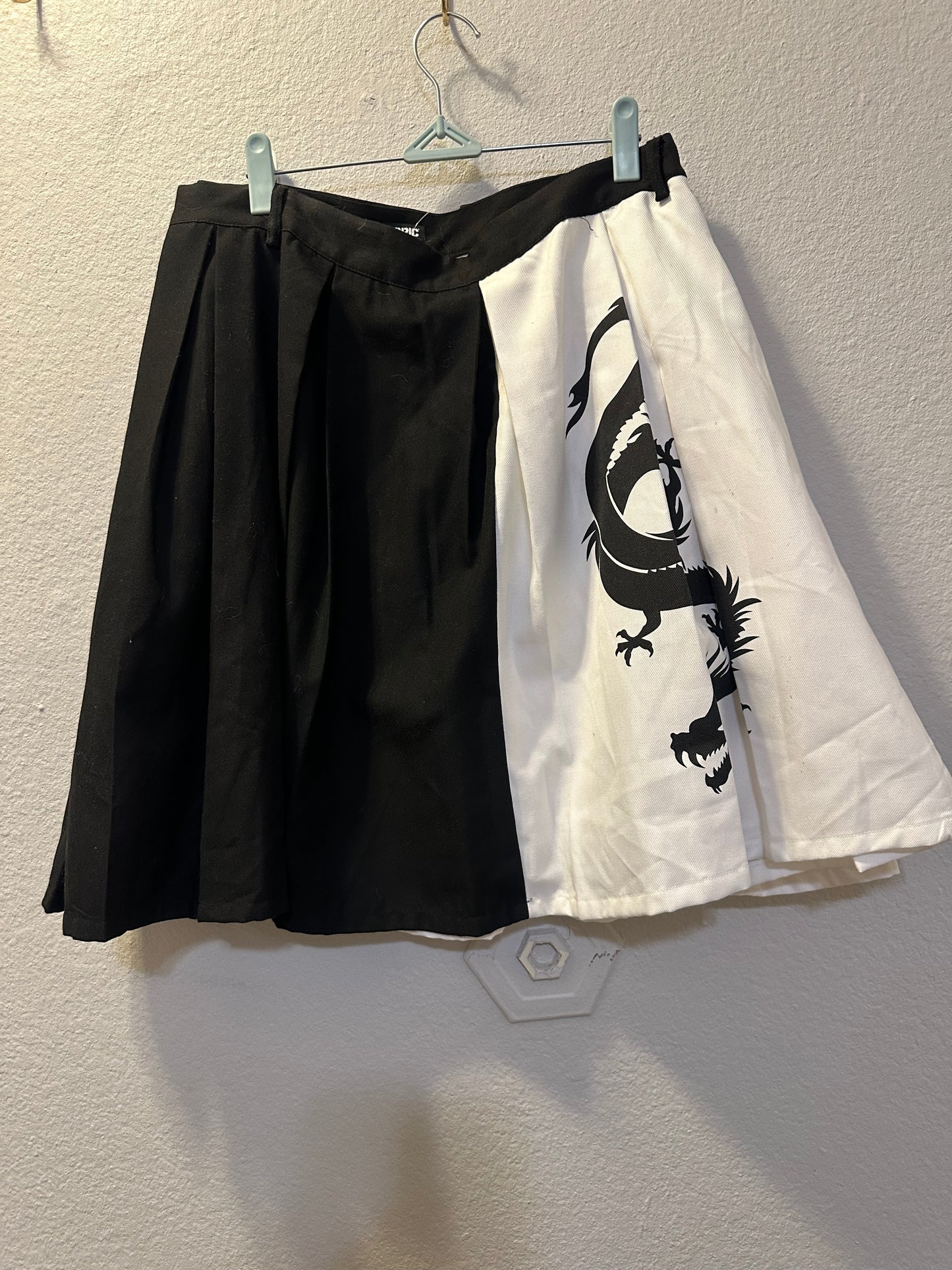 Size 5x (28) Hot Topic Dragon Black & White Split Pleated Skirt