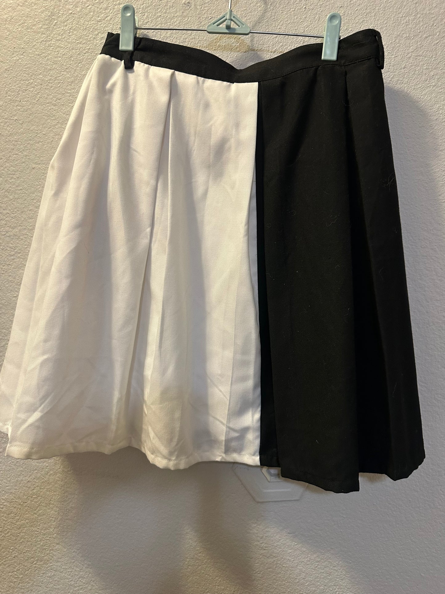 Size 5x (28) Hot Topic Dragon Black & White Split Pleated Skirt