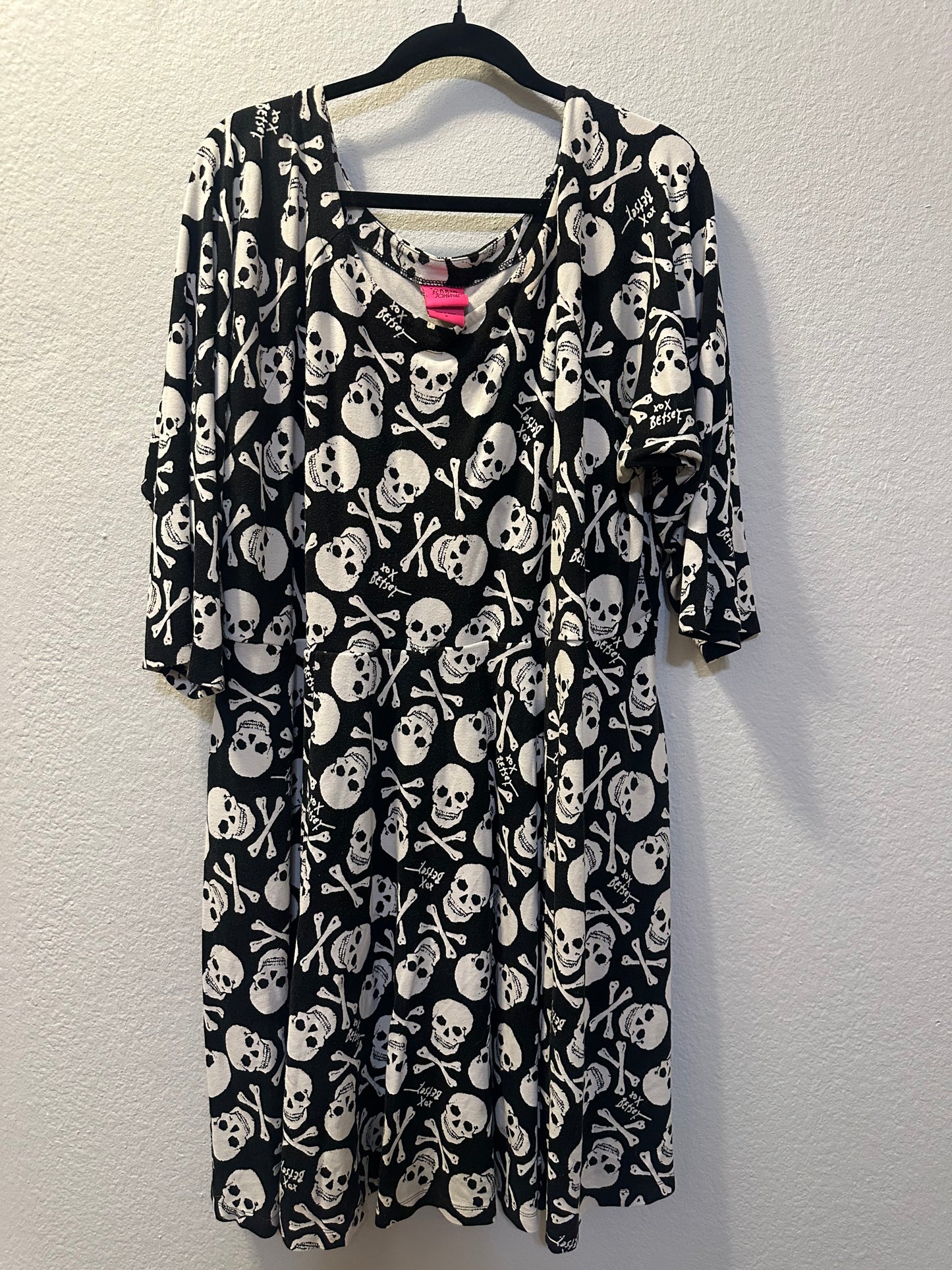 Size 4x (26) Betsy Johnson & Torrid Collab Skull and bones Dress
