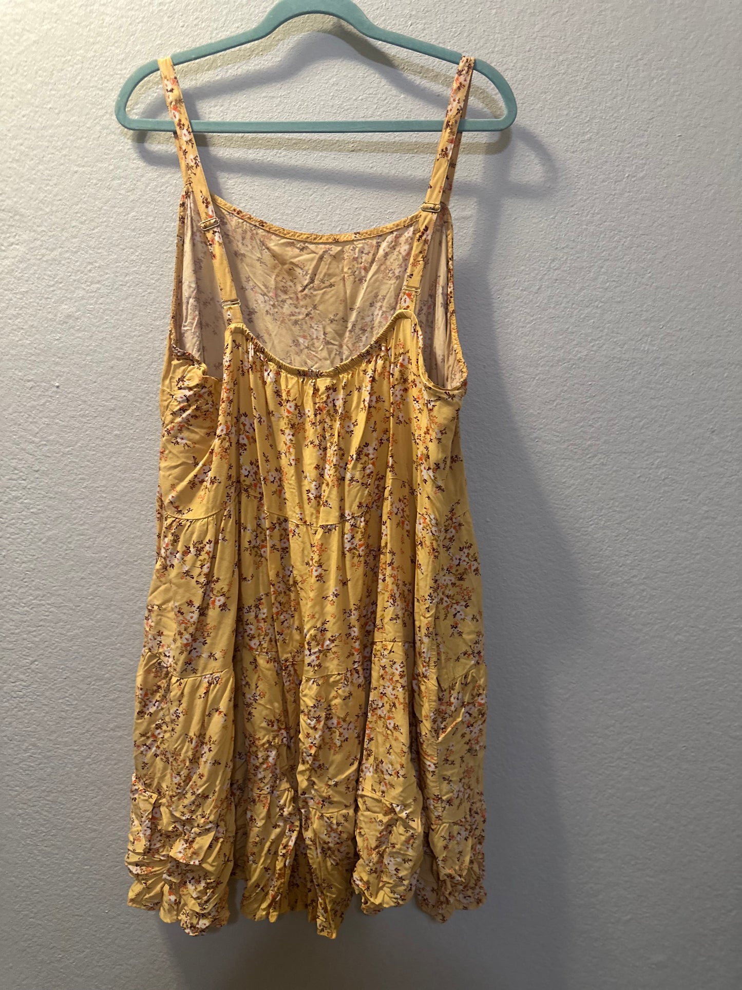 Size 4x (30) Old Navy yellow floral cami swing dress with adjustable straps and a tiered skirt.