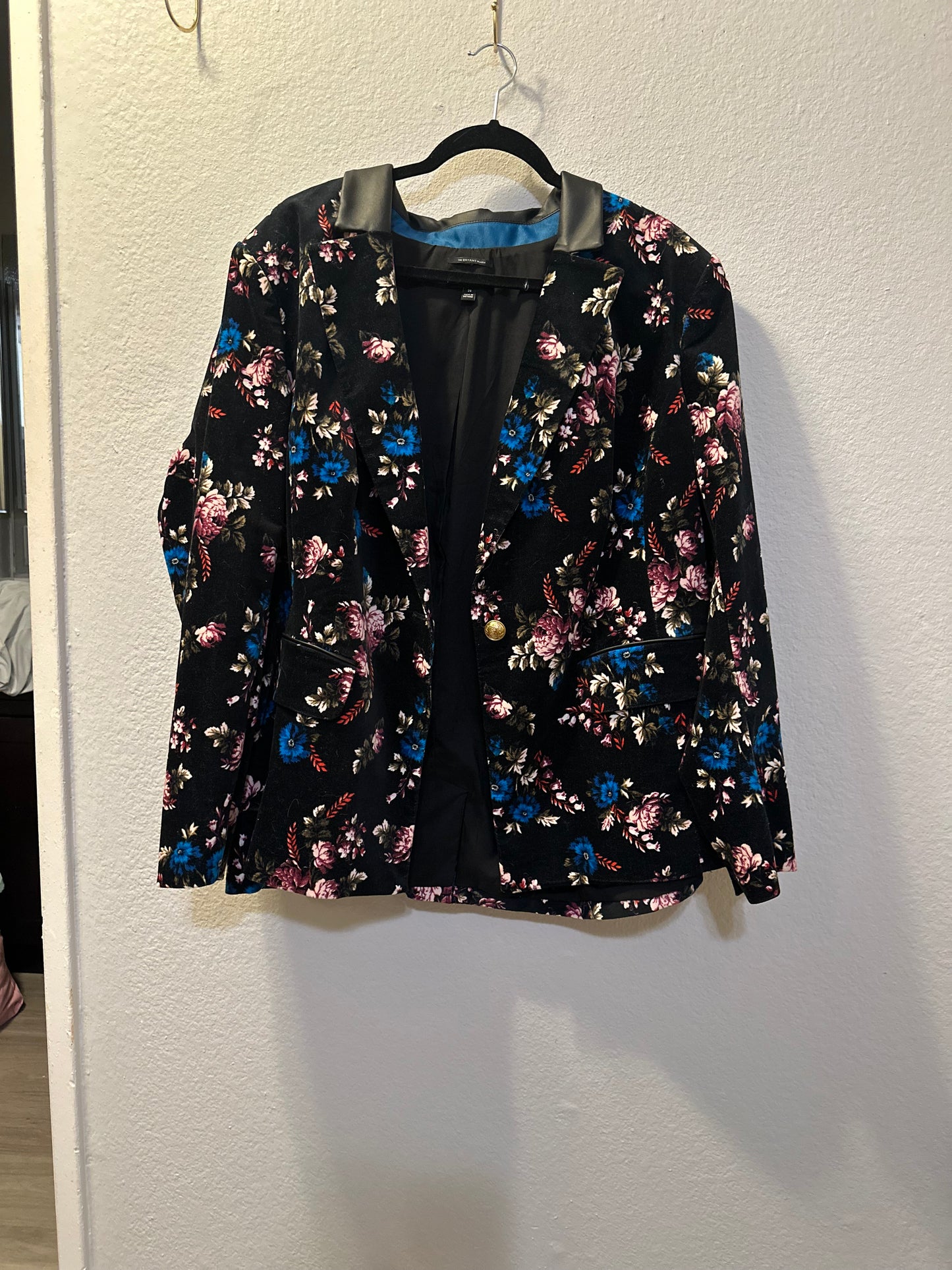 Size 4x (26) suede floral blazer from Lane Bryant￼
