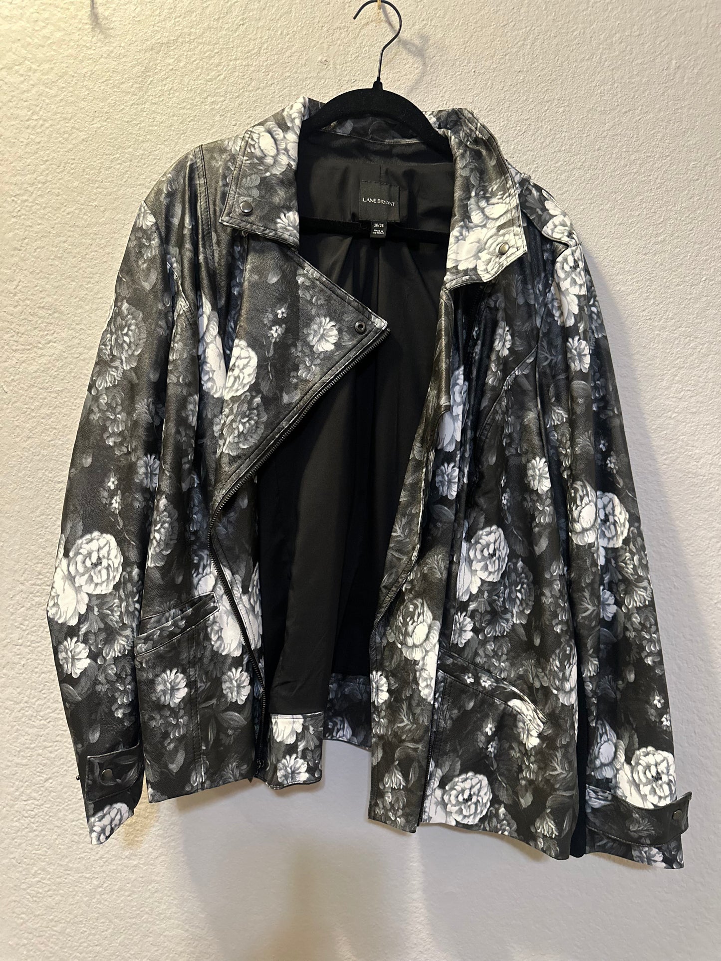 Size 4x/5x (26/28) lane Bryant Black & White Floral Moto Jack