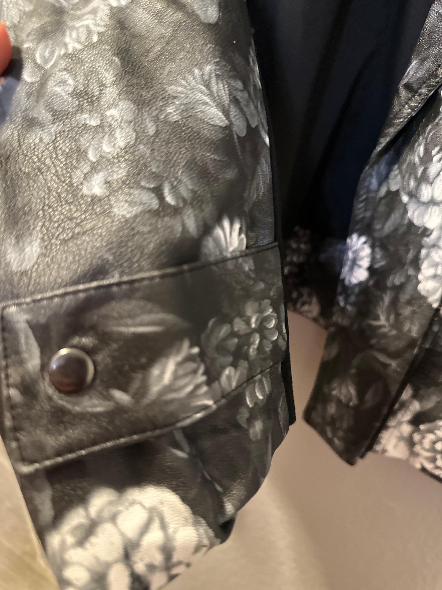 Size 4x/5x (26/28) lane Bryant Black & White Floral Moto Jack