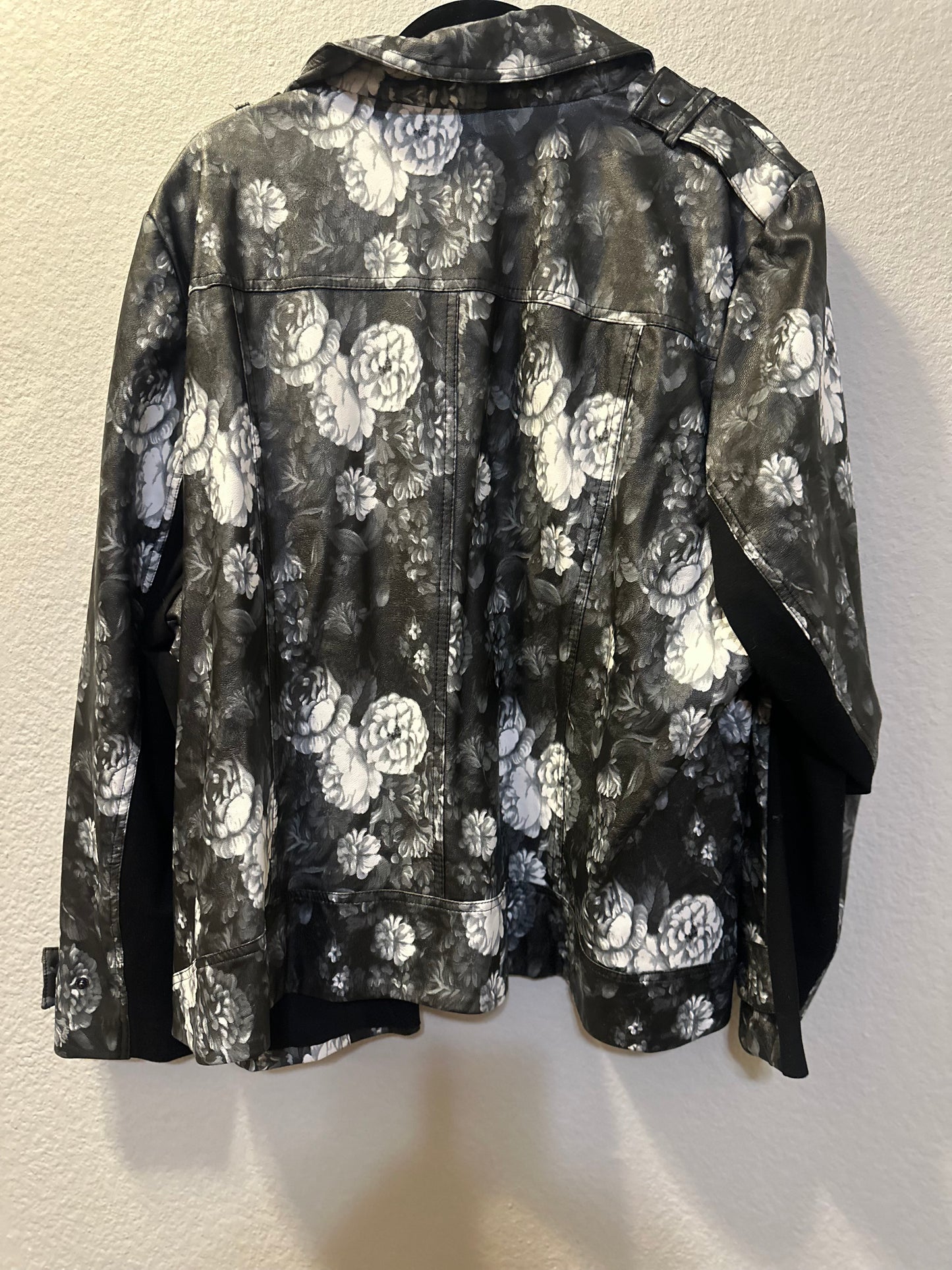 Size 4x/5x (26/28) lane Bryant Black & White Floral Moto Jack