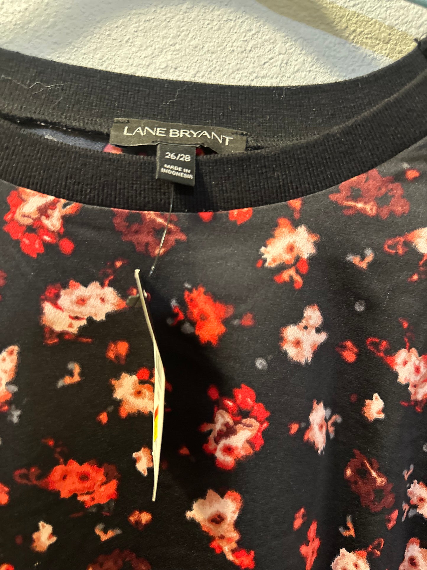 Size 4x/5x (26/28) Lane Bryant multi-color floral pattern, cold-shoulder ruffles, and lace shoulder insets.