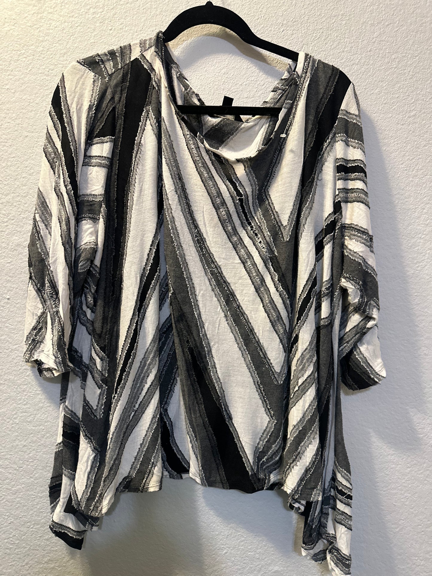 Size 3x (24) Black & White Design top by Simply Vera