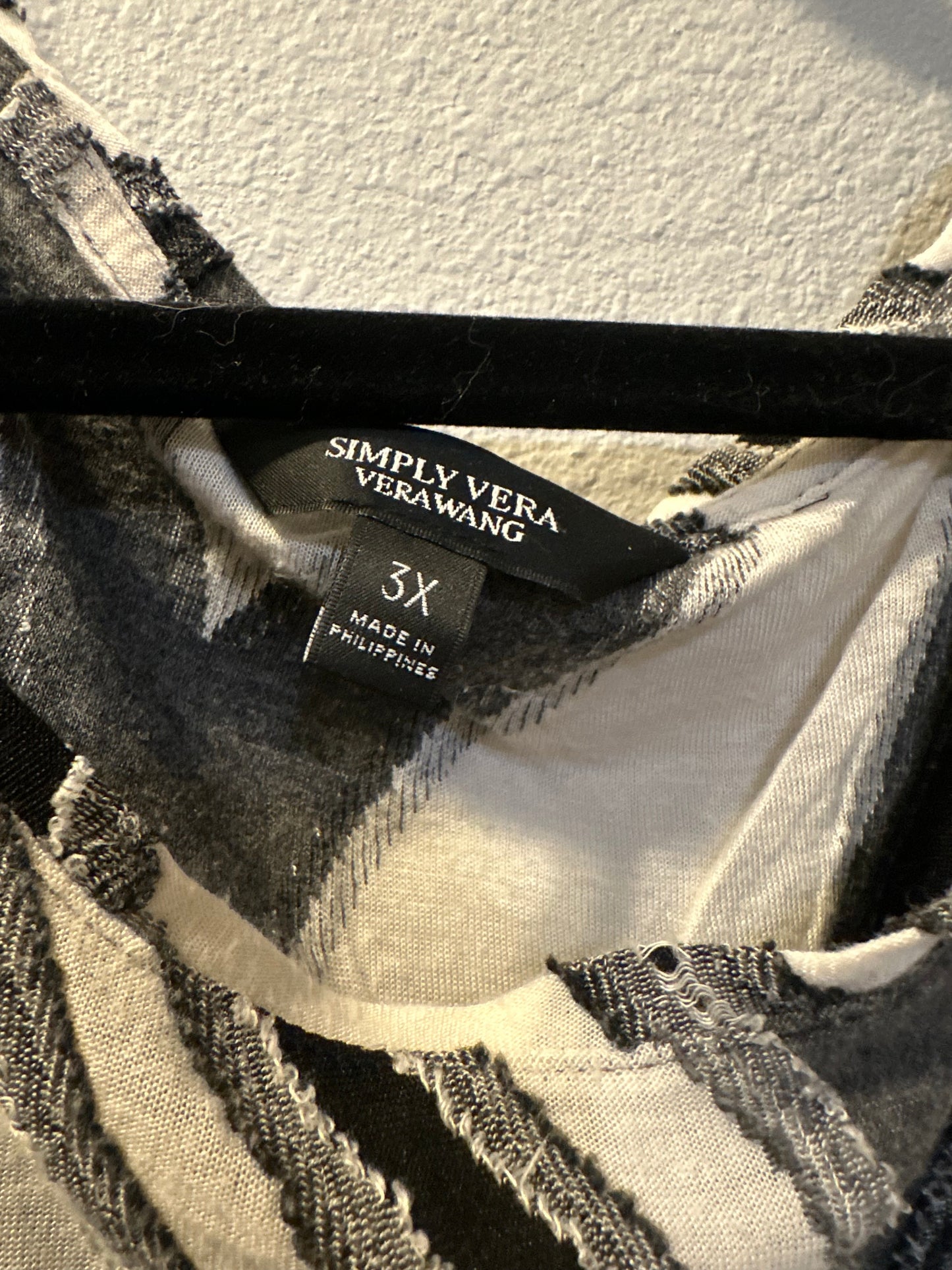 Size 3x (24) Black & White Design top by Simply Vera