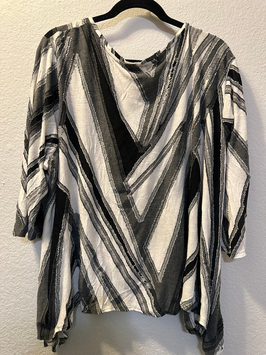 Size 3x (24) Black & White Design top by Simply Vera