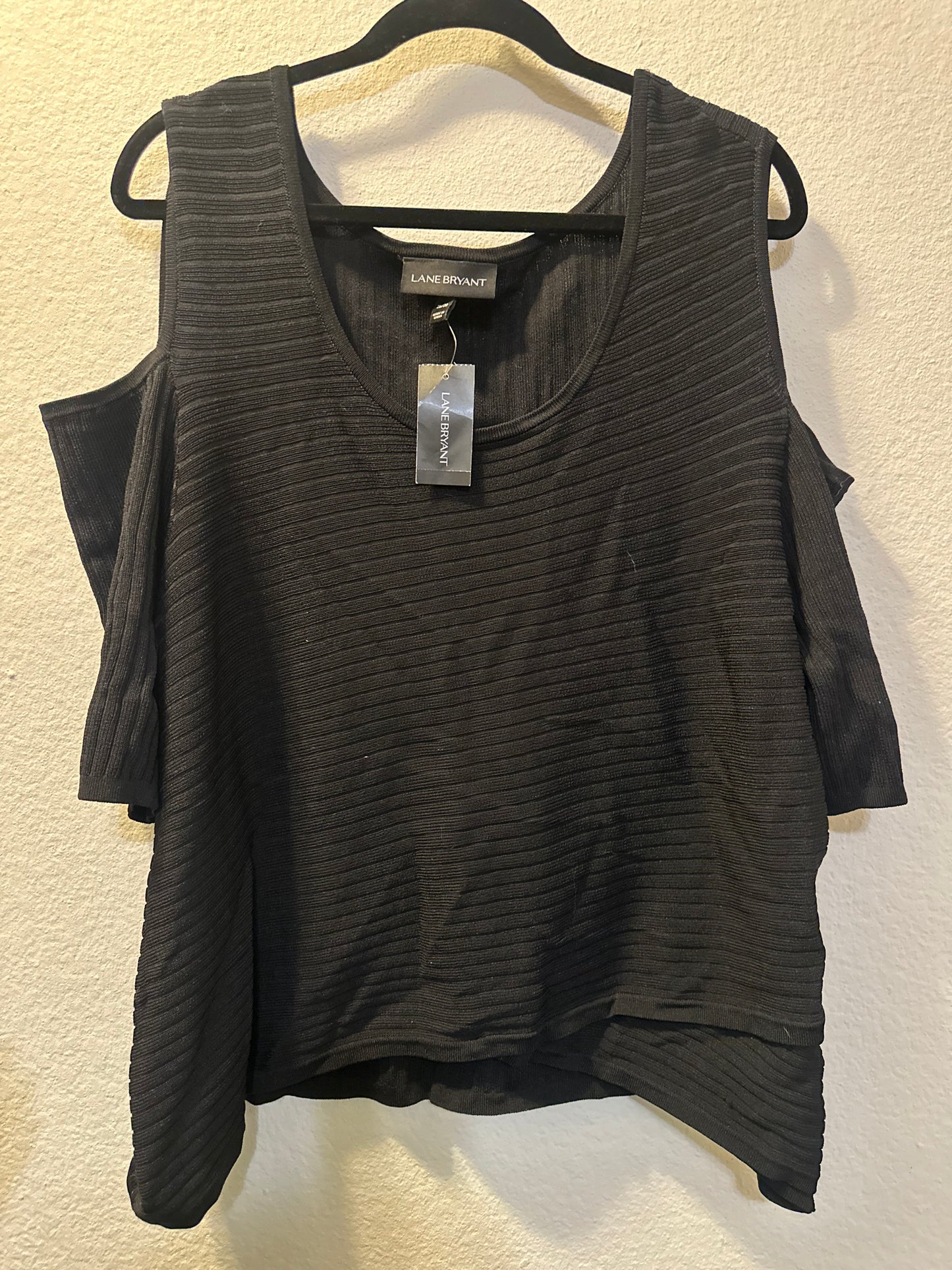Size 4x/5x (26/28) Lane Bryant ribbed knit cold shoulder top in black.