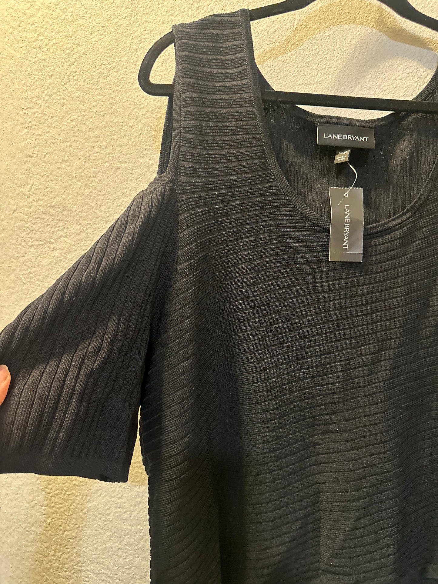Size 4x/5x (26/28) Lane Bryant ribbed knit cold shoulder top in black.