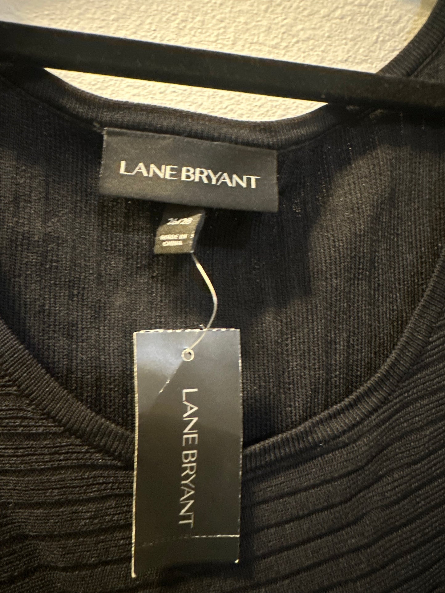 Size 4x/5x (26/28) Lane Bryant ribbed knit cold shoulder top in black.