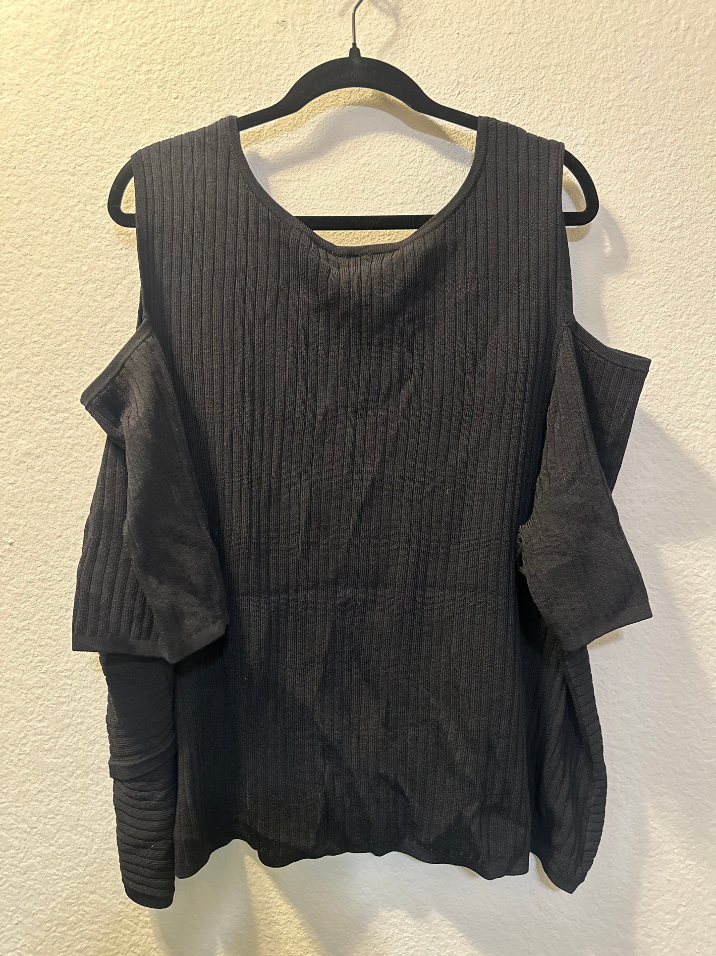 Size 4x/5x (26/28) Lane Bryant ribbed knit cold shoulder top in black.
