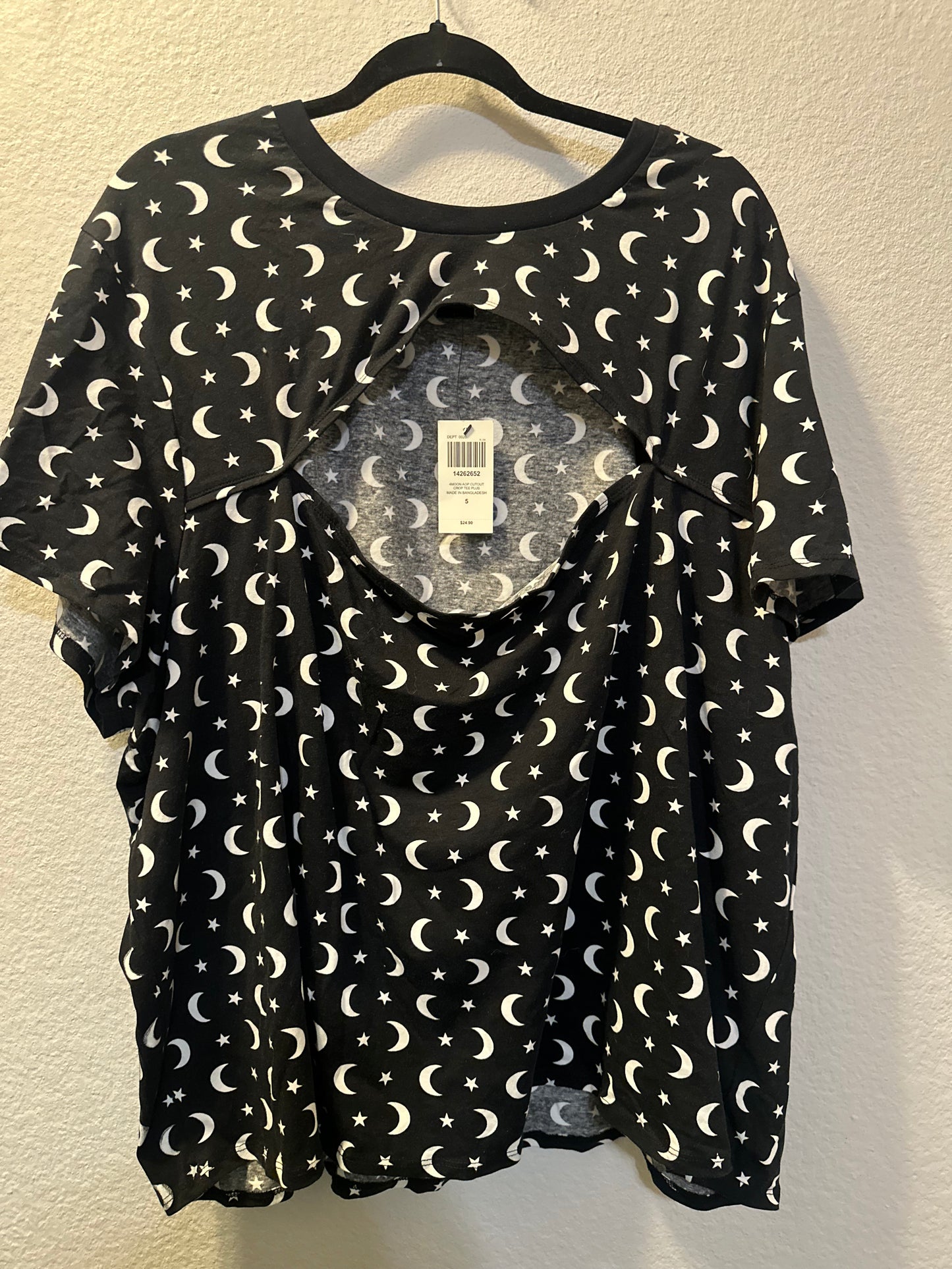 Size 5x (28) Hot Topic moon and stars cut out crop T-shirt